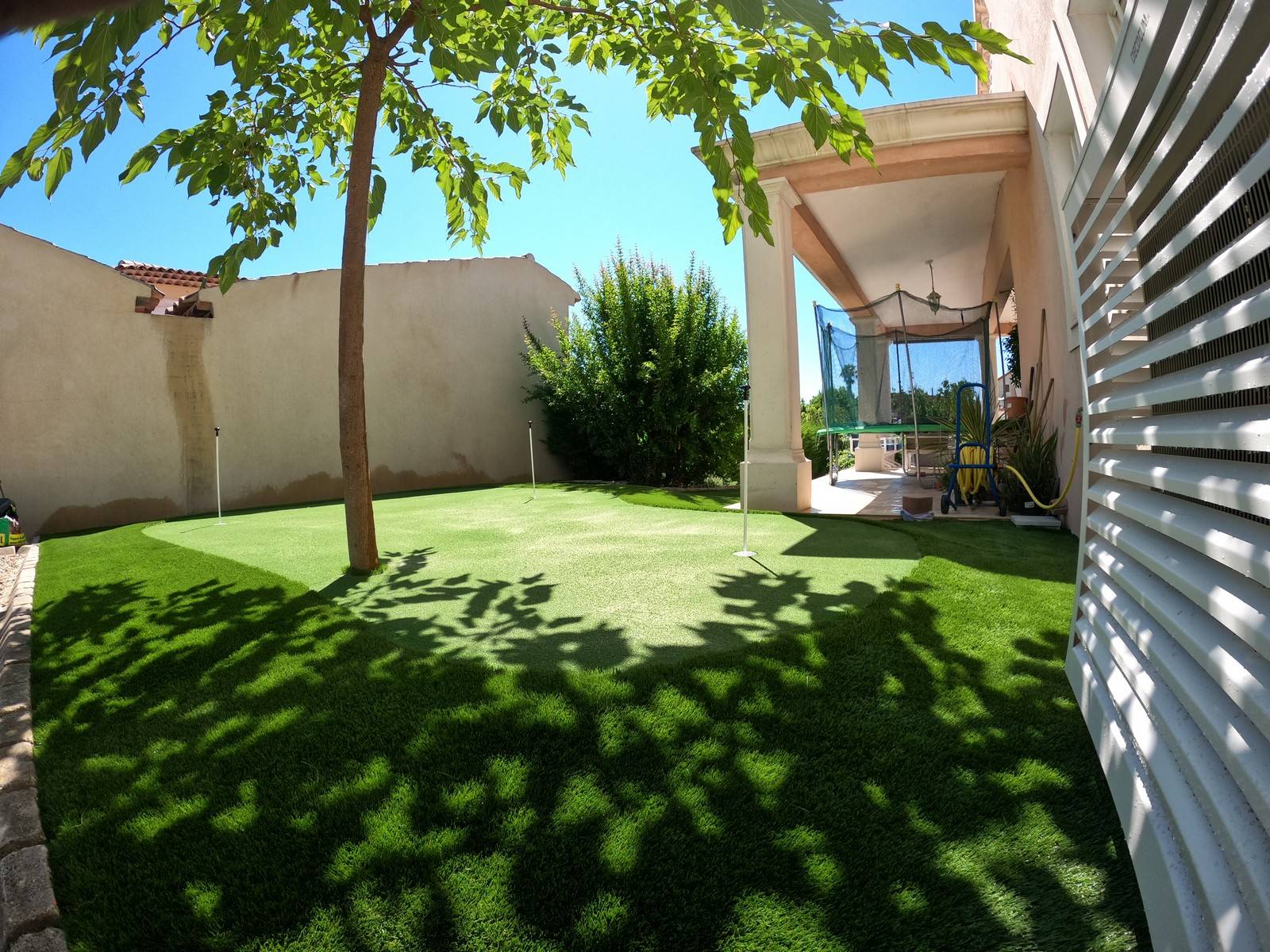 Réalisation d'un putting green privé à Antibes