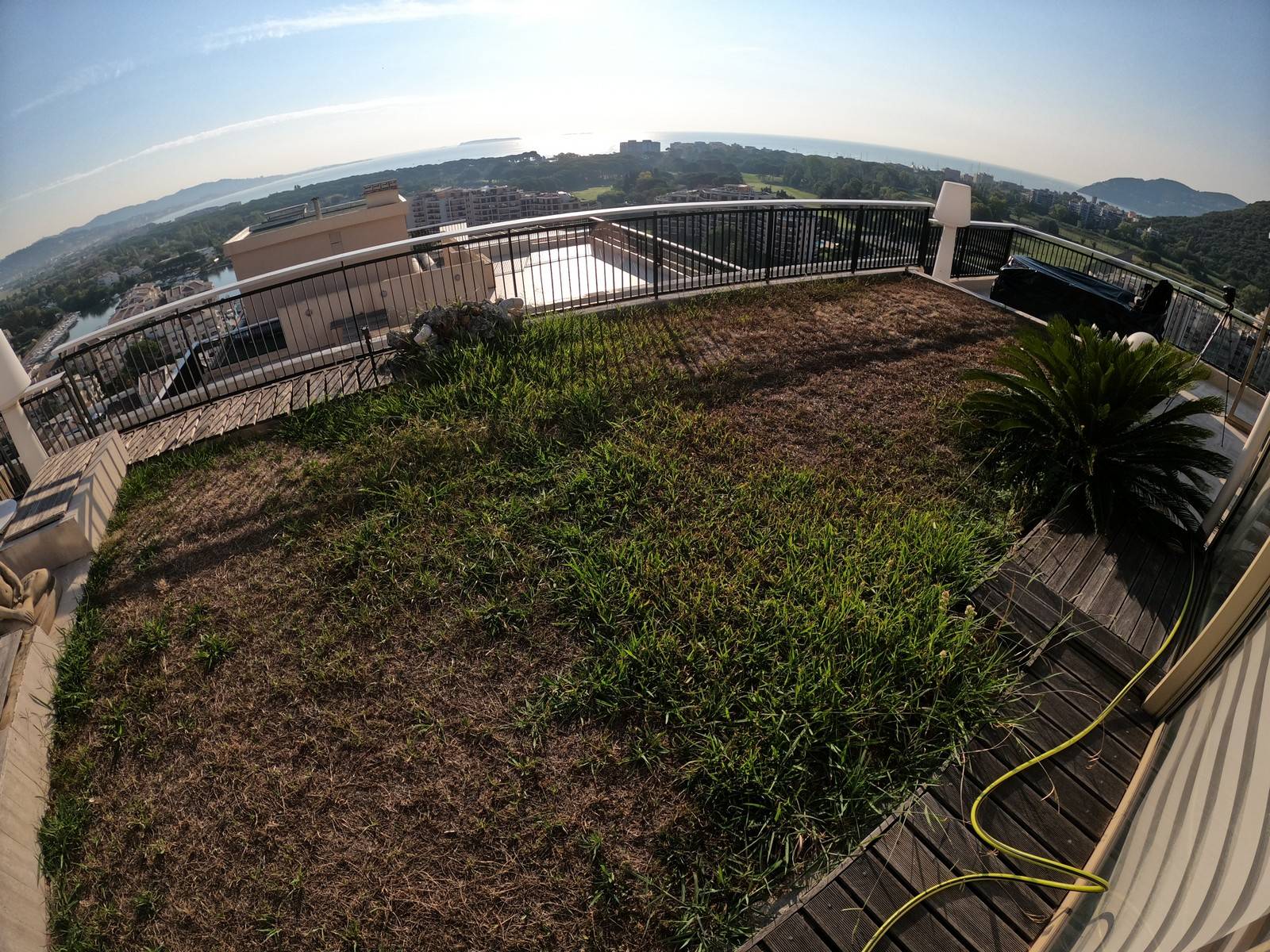 Réalisation d'un toit terrasse en gazon très haut de gamme dans la résidence Cannes Marina à Mandelieu (06)