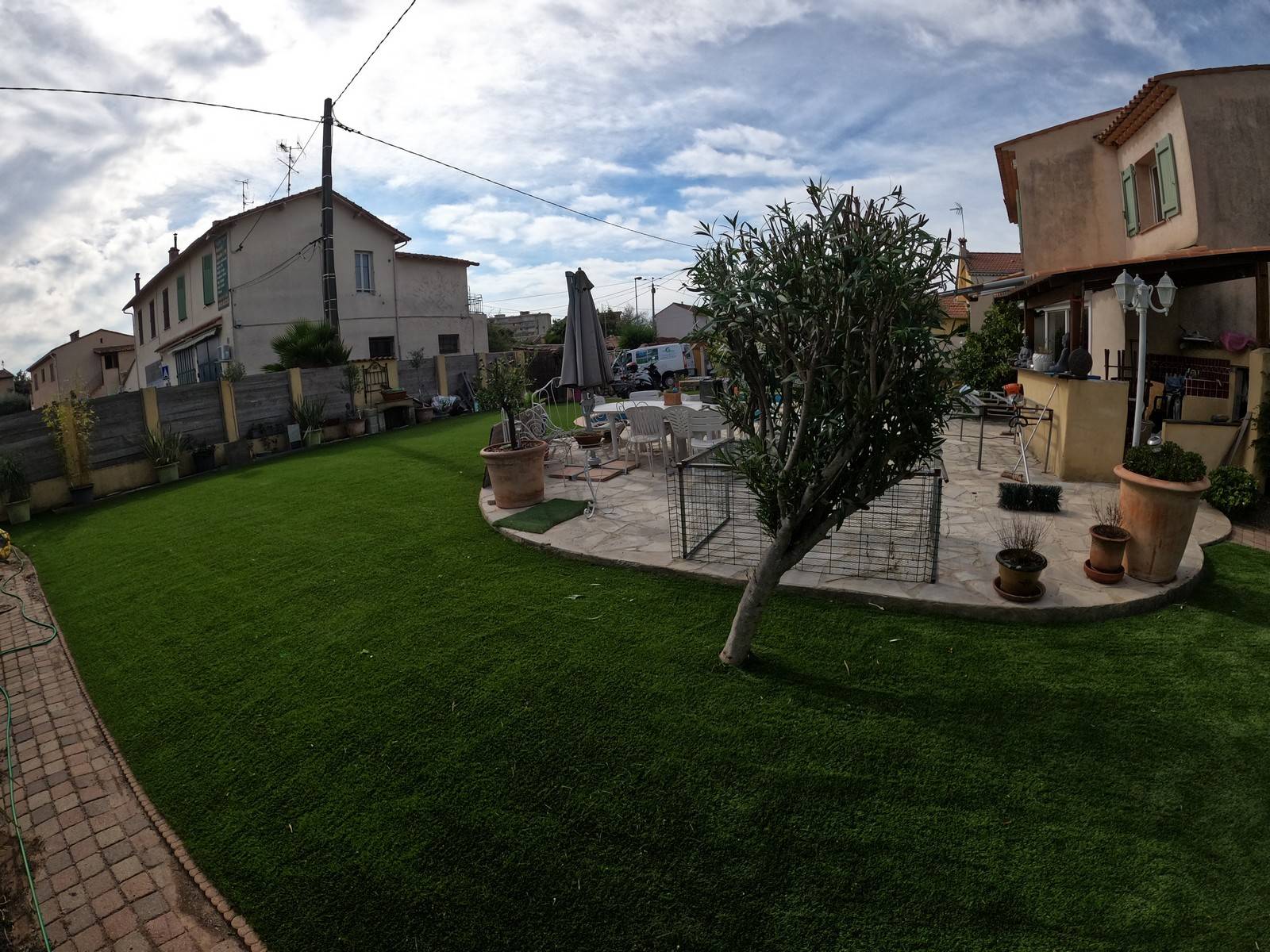 Installation de notre gazon synthétique très haut de gamme sur un terrain en friche envahi par les mauvaises herbes dans le 06, au Cannet