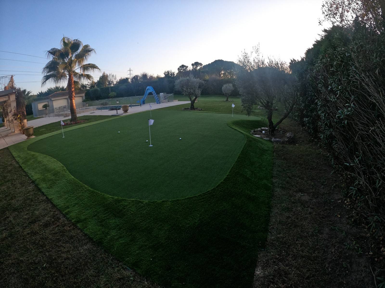 Installation d'un putting green de 100m² dans le jardin d'un particulier sur les hauteurs de Mougins à côté de Cannes