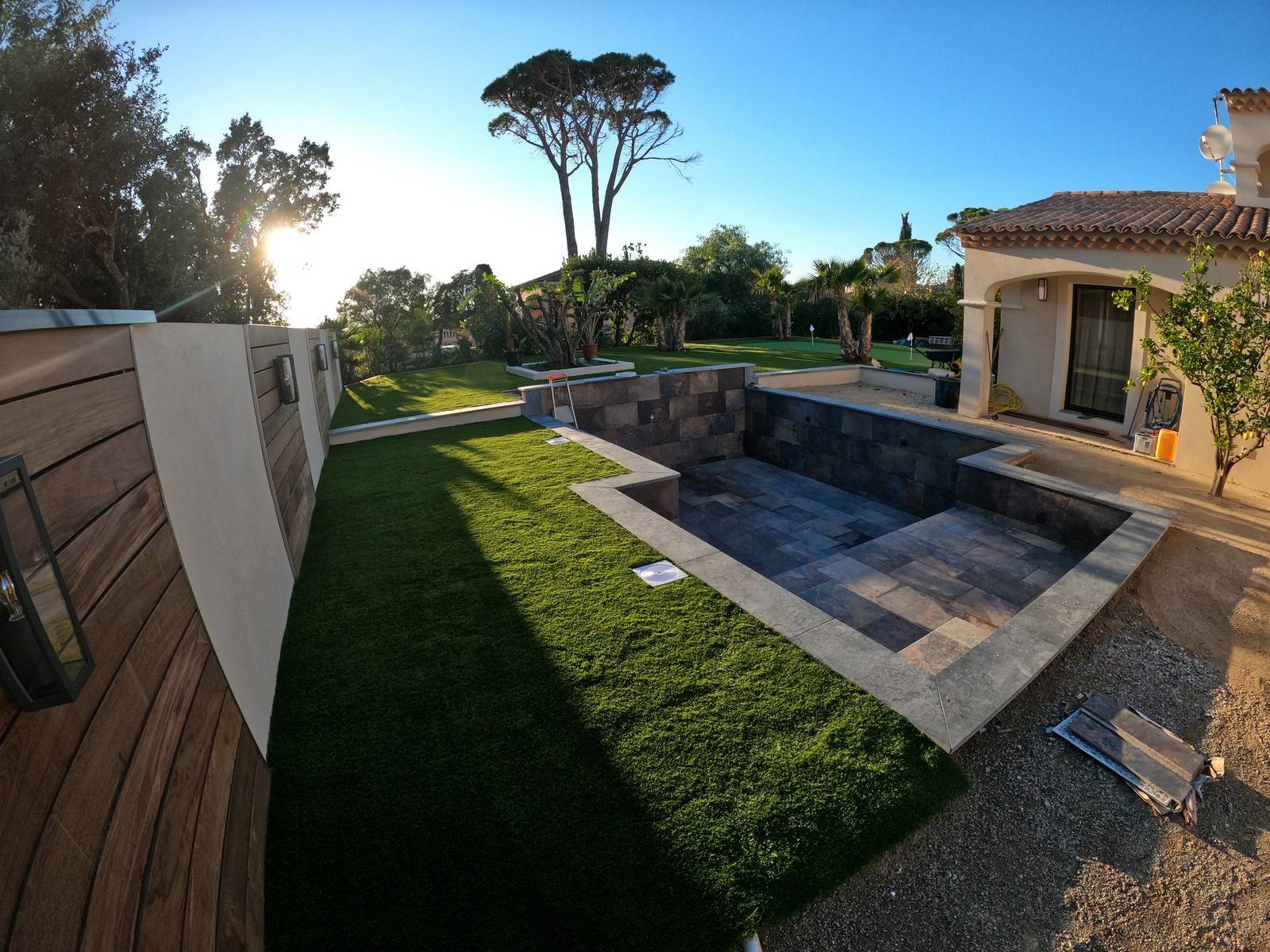 Réalisation d'un putting green privé sur un terrain en gazon synthétique à Saint-Raphaël