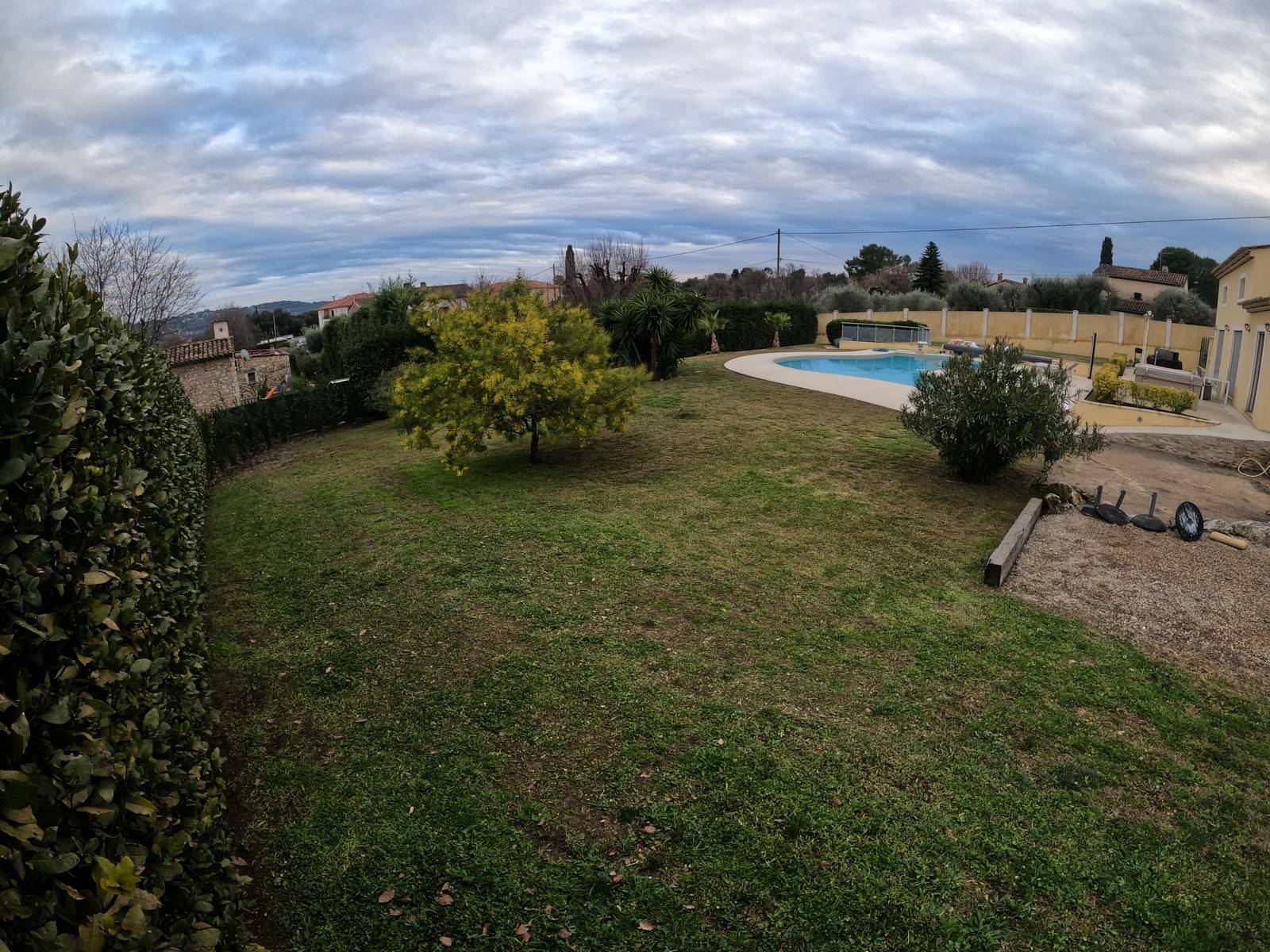 Installation de 600m² de gazon synthétique haut de gamme sur un grand terrain à Grasse, dans le 06