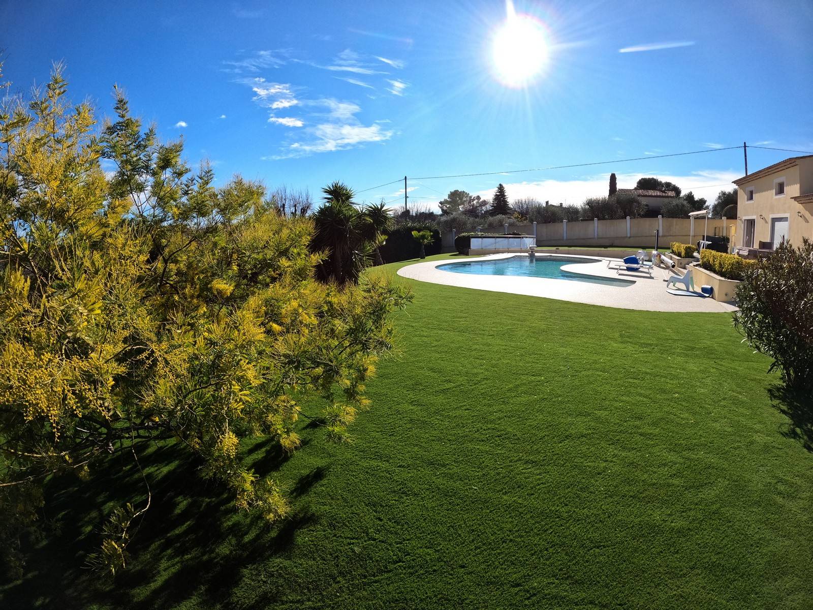 Installation de 600m² de gazon synthétique haut de gamme sur un grand terrain à Grasse, dans le 06