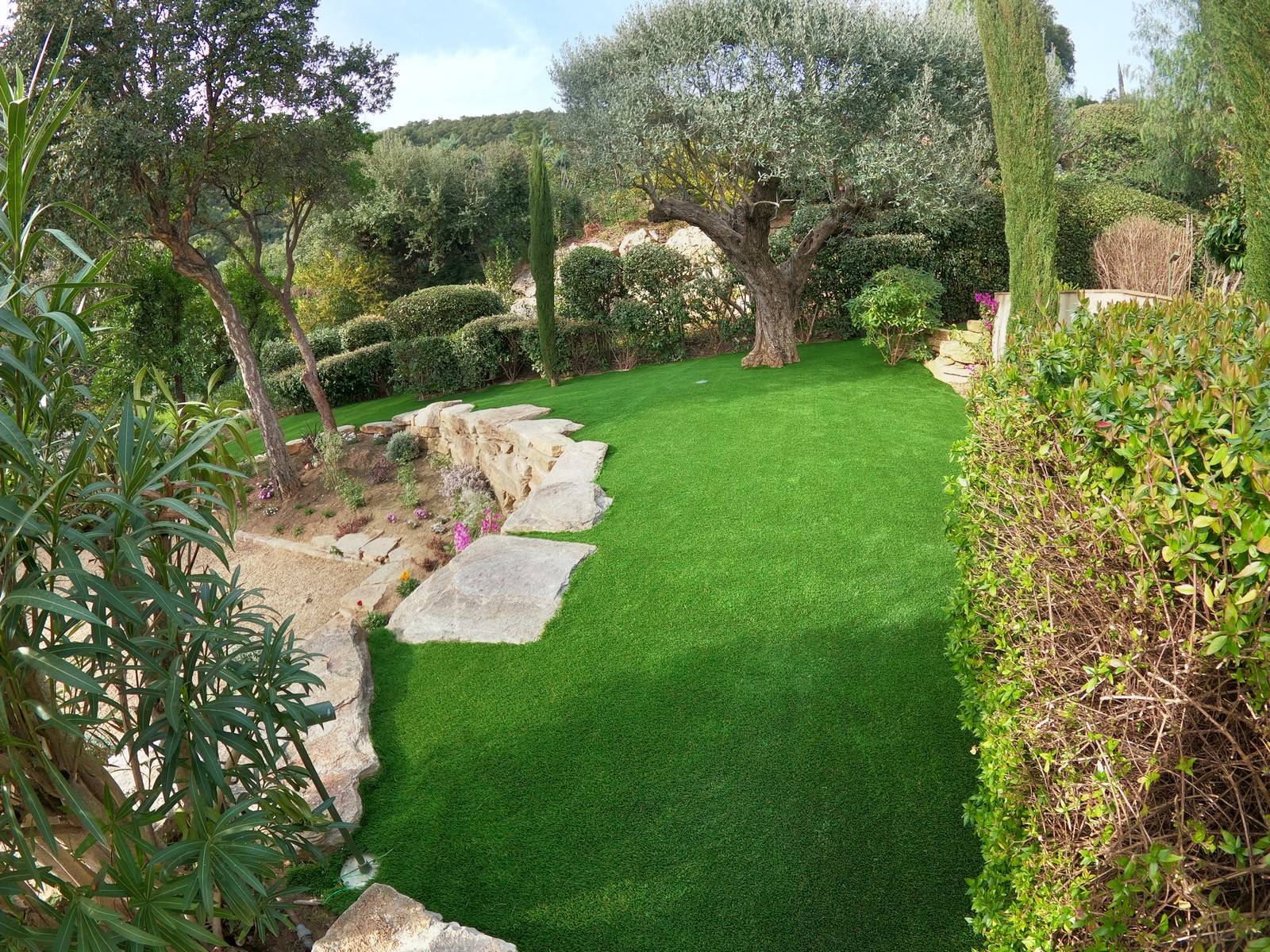 Création d'un jardin de 260 m² en pelouse synthétique très haut de gamme dans une demeure hôtelière de charme à la Croix Valmer près de St Tropez (83)