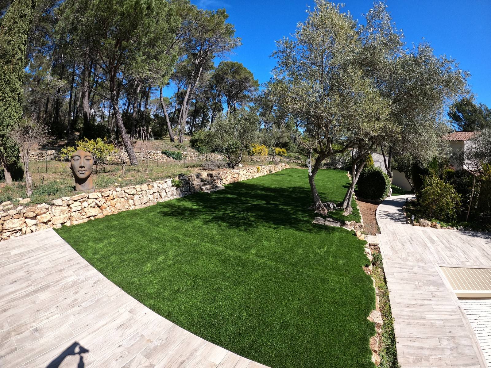 Mise en place de 209m² dans un jardin en restanques de gazon artificiel très haut de gamme à Lorgues dans le Var