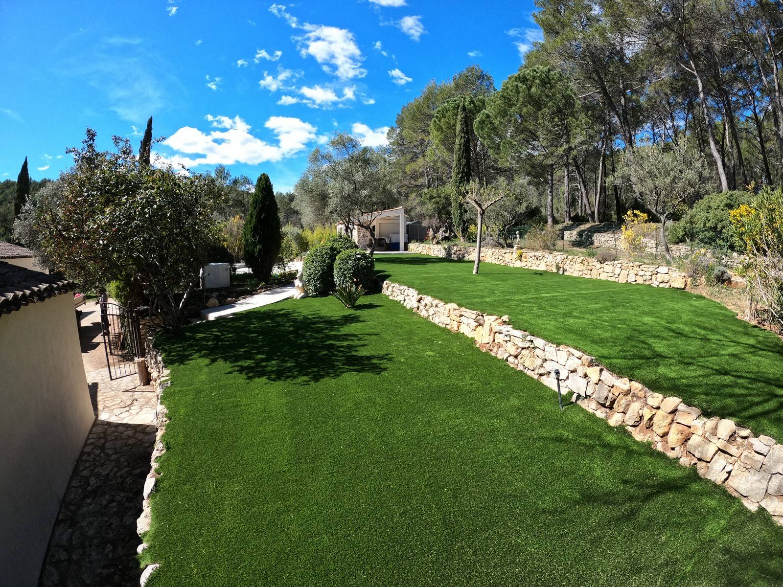 Mise en place de 209m² dans un jardin en restanques de gazon artificiel très haut de gamme à Lorgues dans le Var