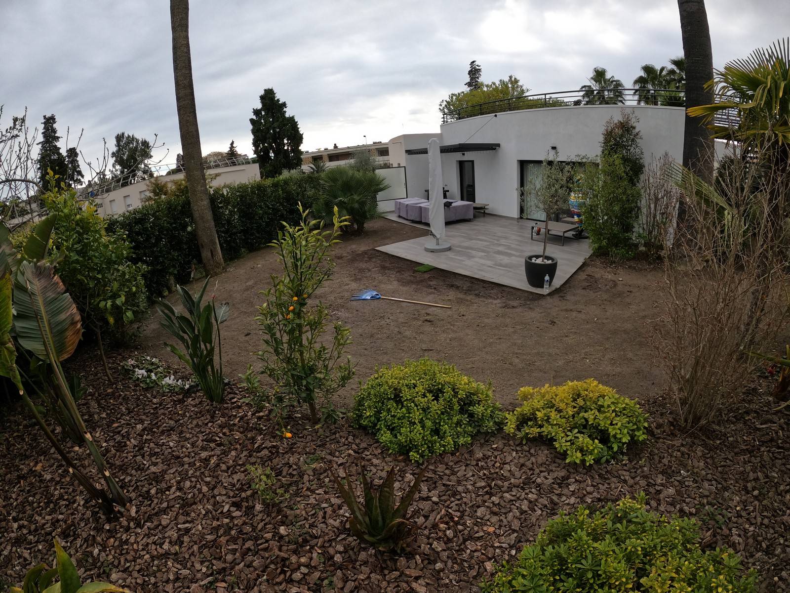 Mise en place de notre gazon artificiel de 45mm de hauteur au rendu naturel dans le jardin d'une villa californienne à Cannes