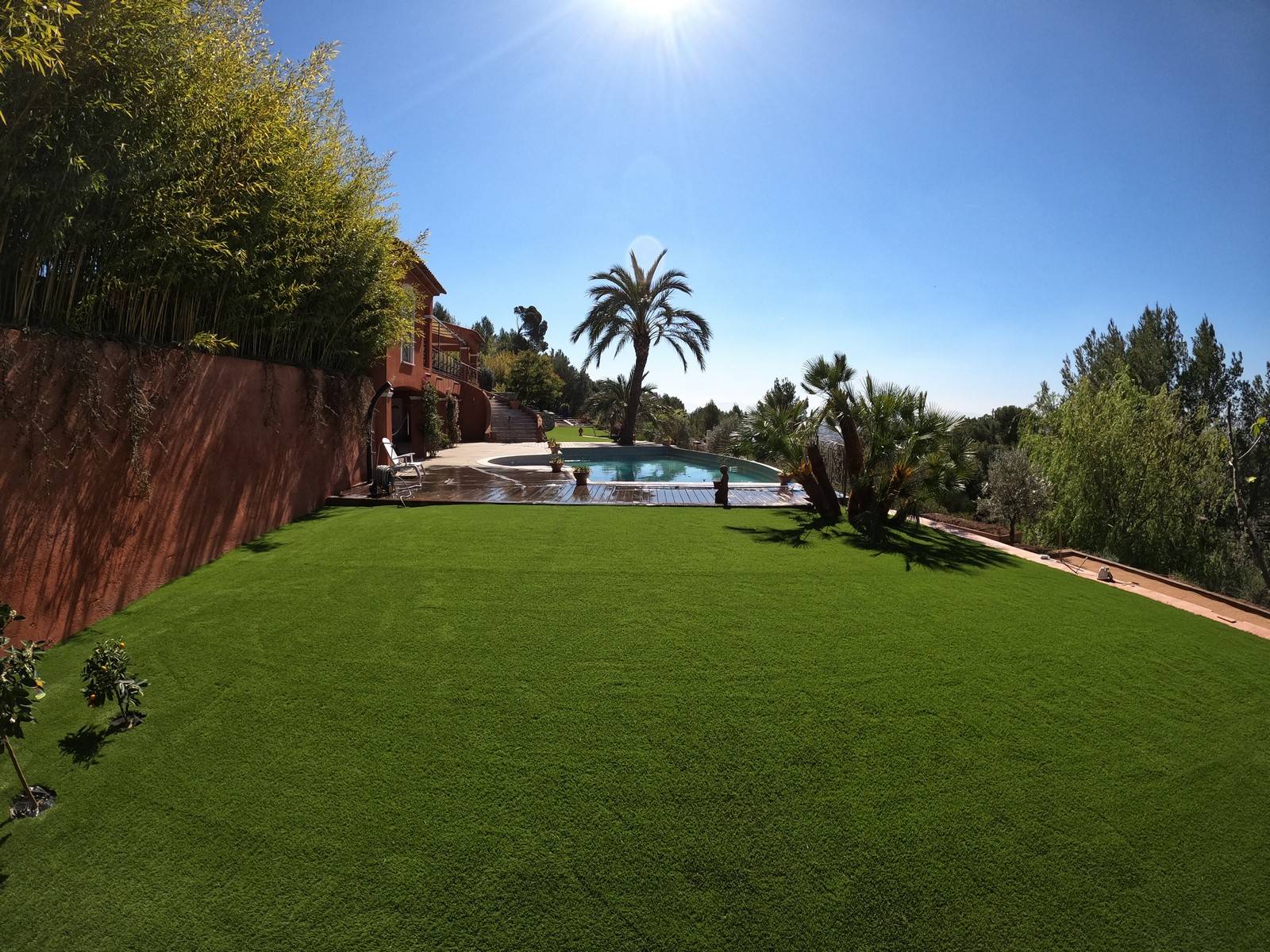 Réalisation de 355m² d'un jardin en restanques avec notre gazon synthétique très dense au rendu naturel à Draguignan dans le Var