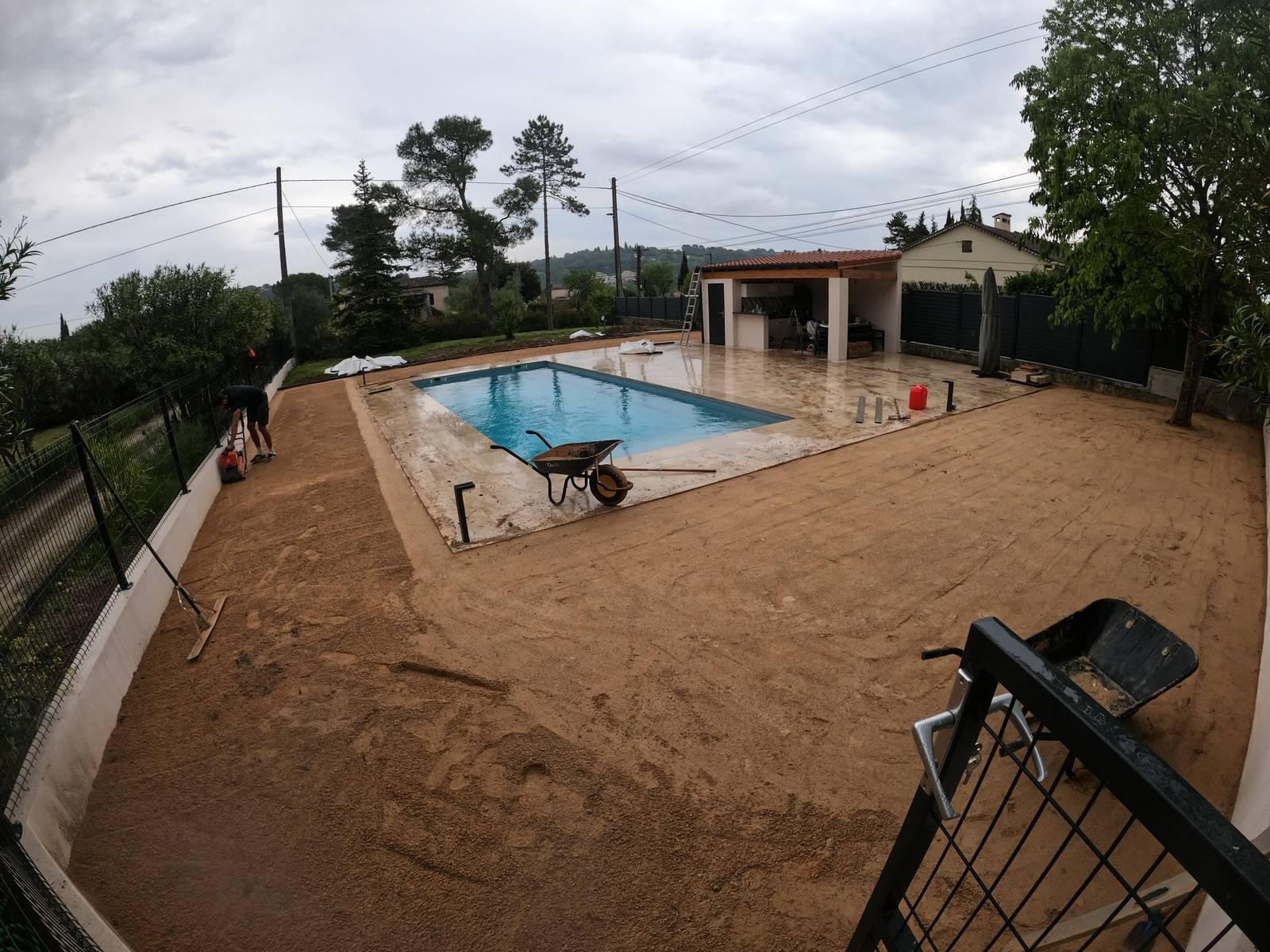 Pose de 170m² de gazon artificiel très dense, agréable au toucher et doux autour d'une piscine dans une villa à Grasse, dans les Alpes Maritimes