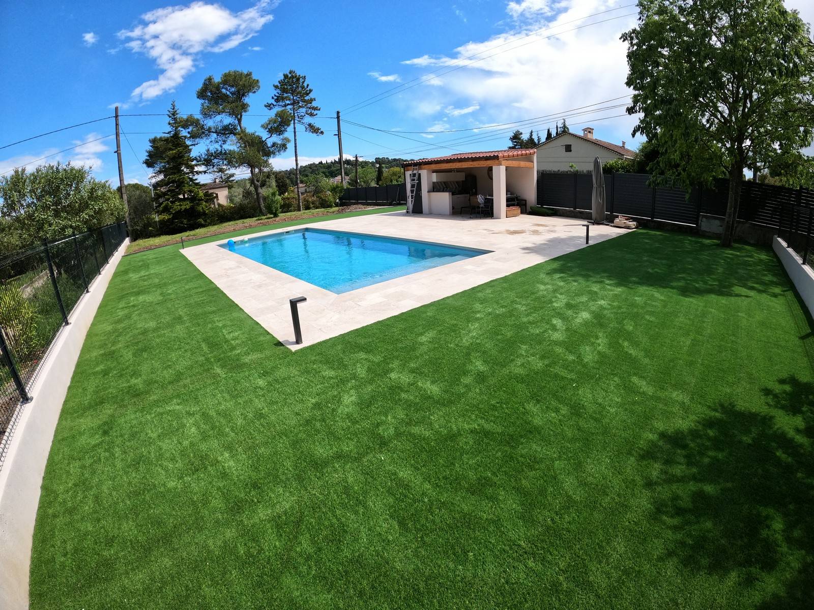 Pose de 170m² de gazon artificiel très dense, agréable au toucher et doux autour d'une piscine dans une villa à Grasse, dans les Alpes Maritimes