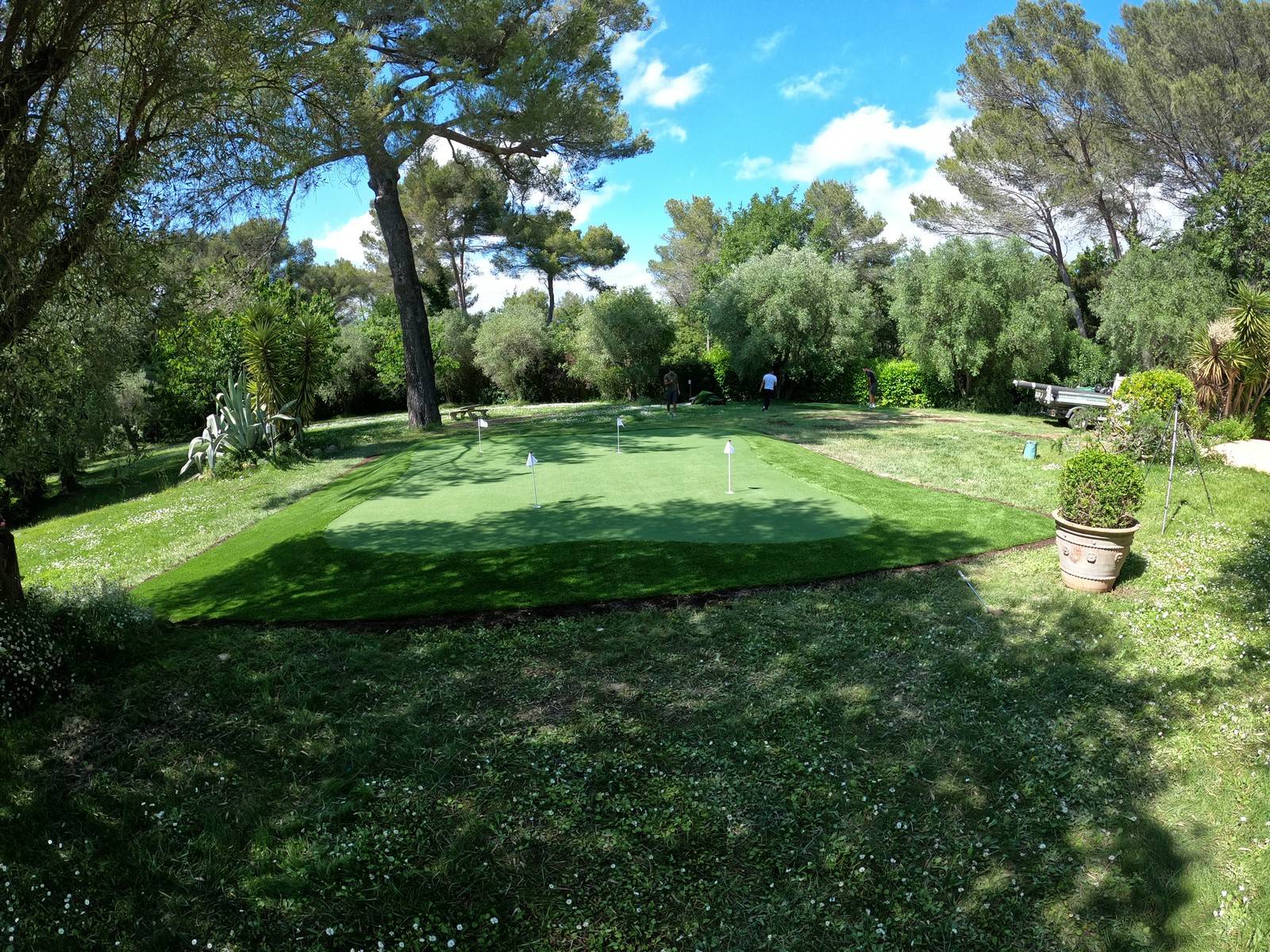 Mise en place de 120m² de putting green haut de gamme dans une grande propriété à Mougins près de Cannes