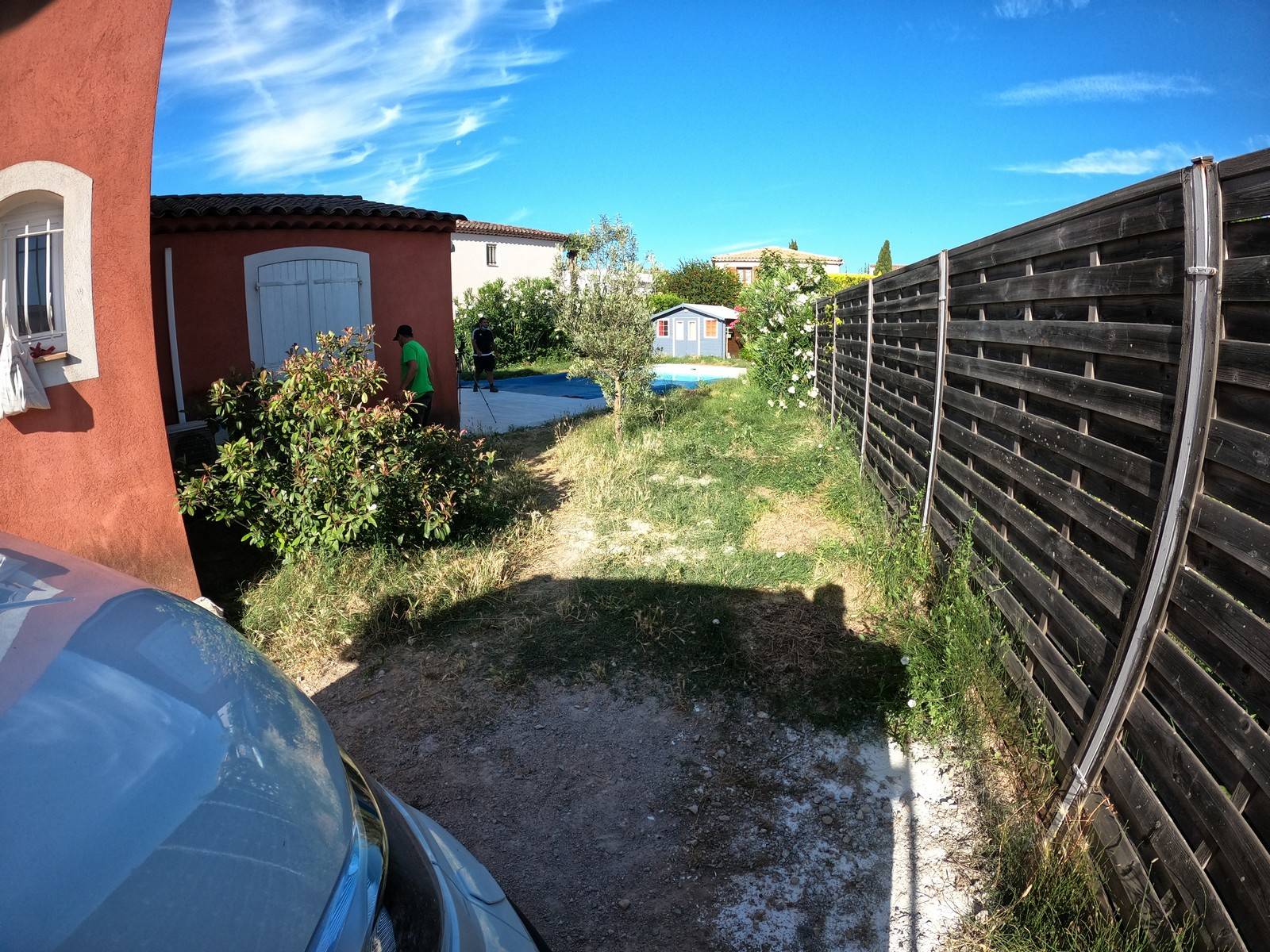 Avant / après d'un tour de piscine rempli de mauvaises herbes transformé par la mise en place de gazon synthétique à Mandelieu dans le 06