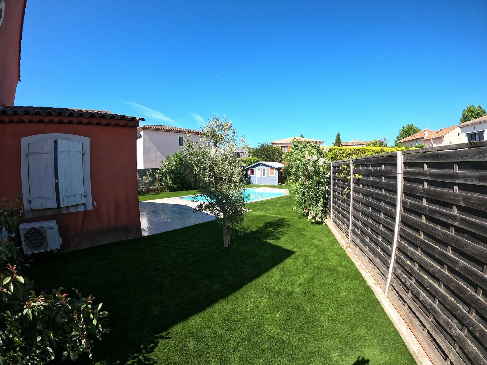 Avant / après d'un tour de piscine rempli de mauvaises herbes transformé par la mise en place de gazon synthétique à Mandelieu dans le 06