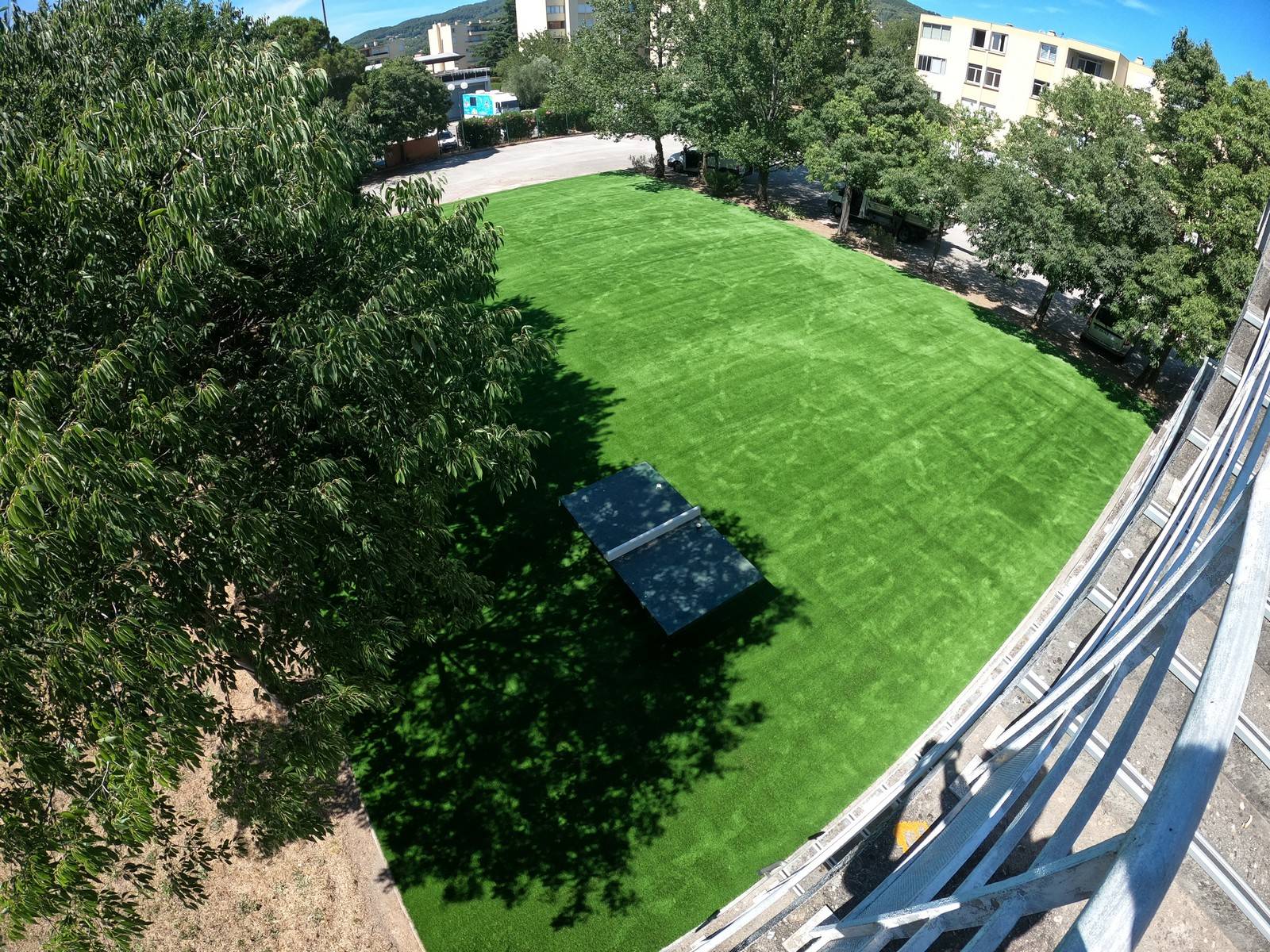 Cour d'école végétalisée en gazon synthétique à Draguignan pour l'Université de Toulon dans le Var : un jardin artificiel pour les étudiants