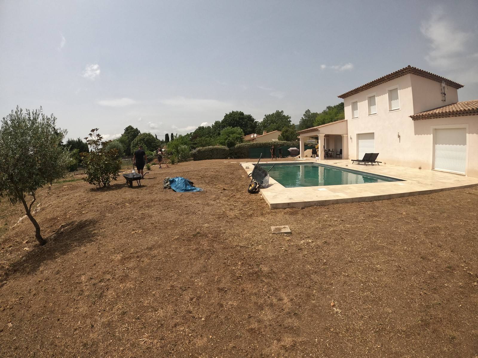 Installation de 400m² de pelouse artificielle très résistante autour d'une piscine à Saint Cezaire sur Siagne dans l'arrière-pays de Grasse