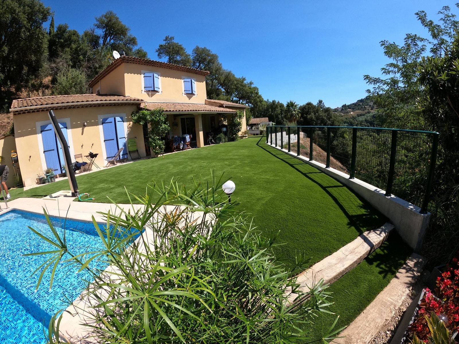 Avant/Après en pose de gazon synthétique en contour de piscine à Auribeau