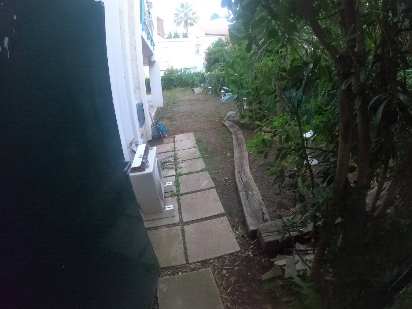 Mise en place d'un gazon synthétique aux couleurs naturelles dans un rez-de-jardin à Juans les Pins à côté d'Antibes