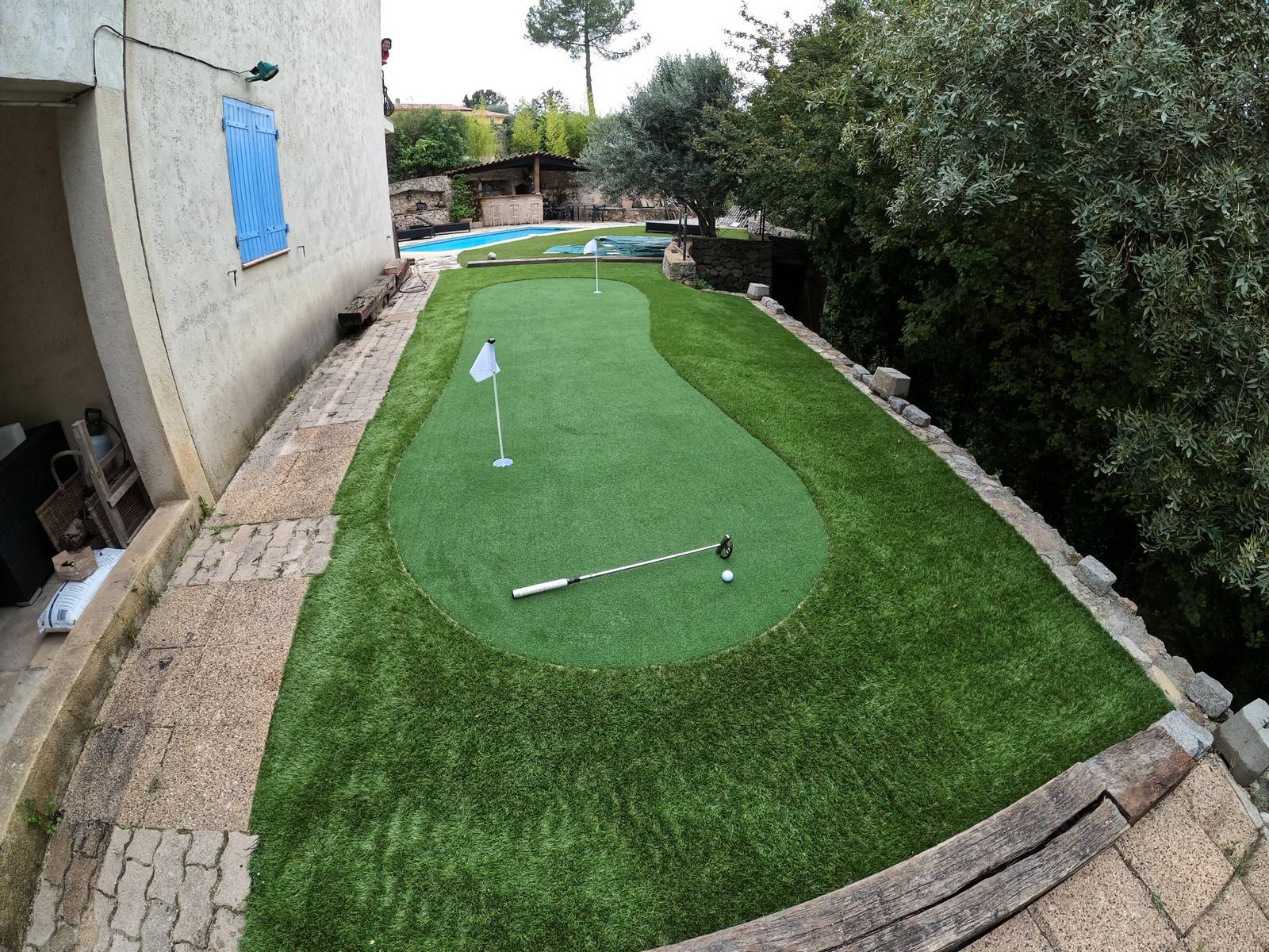 Installation d'une petite zone d'entrainement au golf chez un particulier à Mouans Sartoux près de Grasse