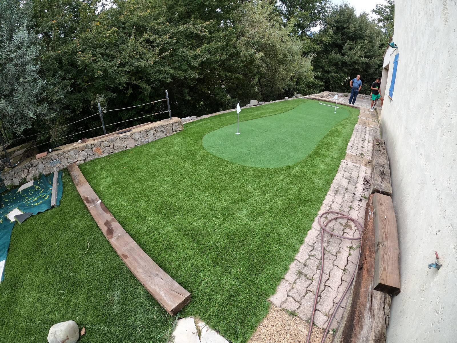 Installation d'une petite zone d'entrainement au golf chez un particulier à Mouans Sartoux près de Grasse