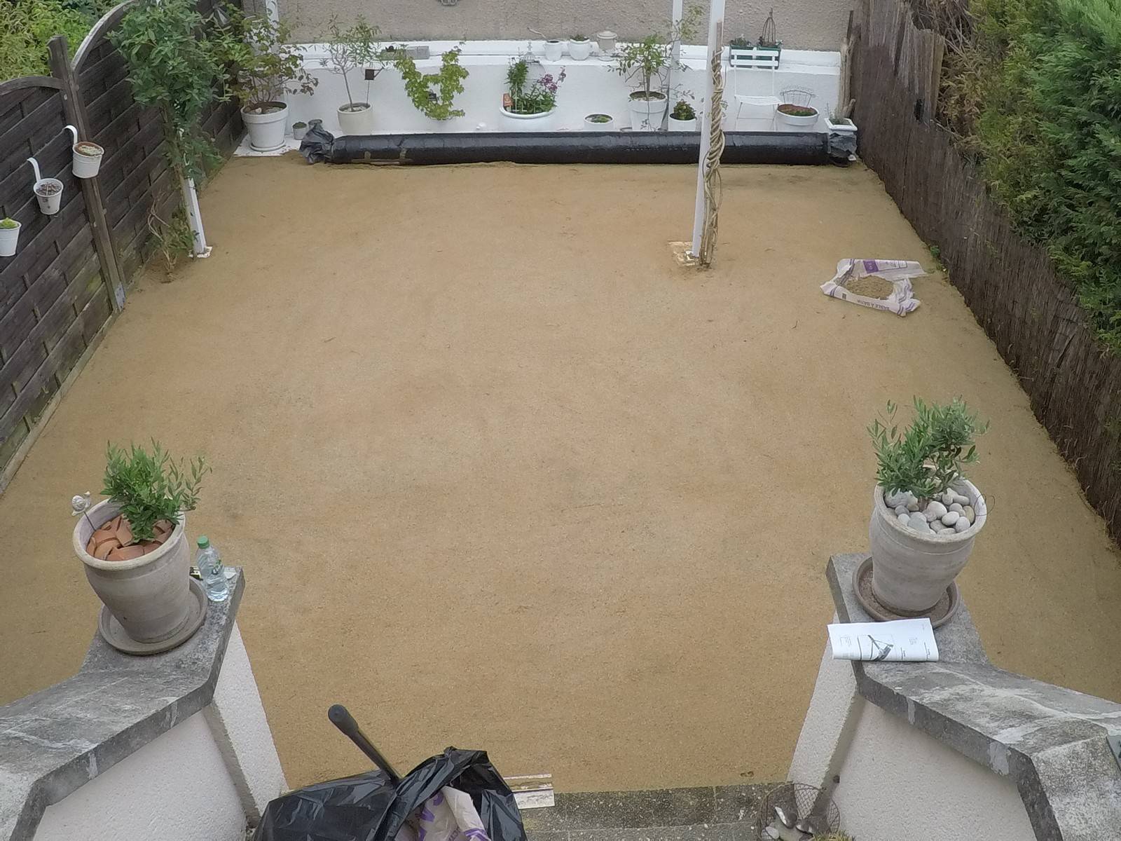 Putting green d'entrainement en pelouse synthétique dans un petit jardin de 30m² à Paris