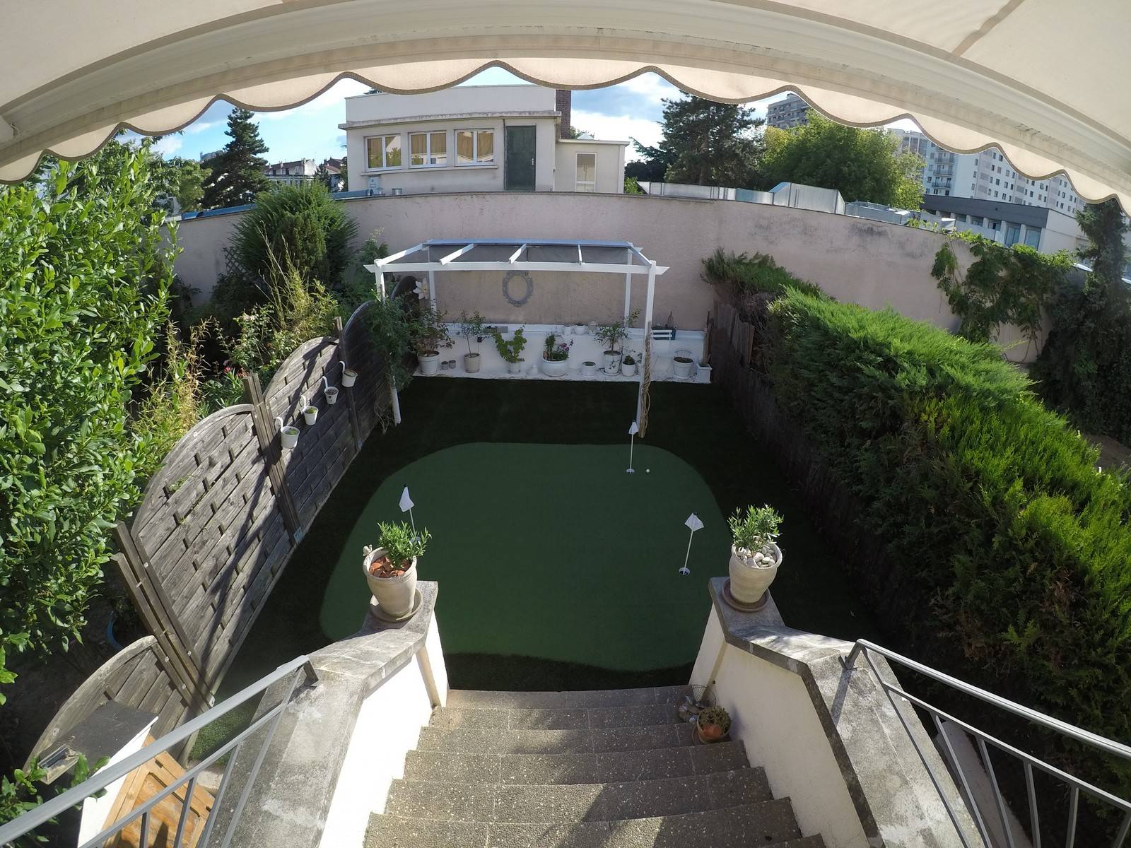 Putting green d'entrainement en pelouse synthétique dans un petit jardin de 30m² à Paris