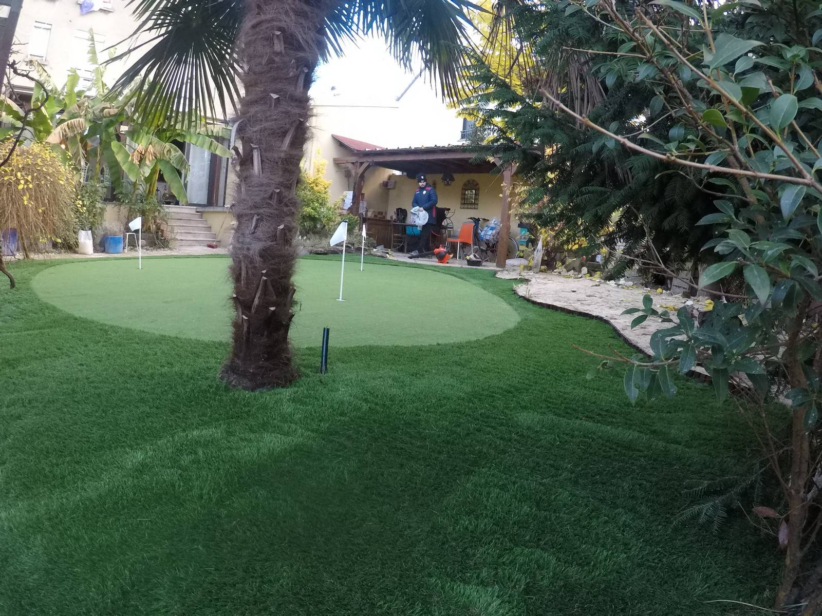 Réalisation d'un putting green haut de gamme dans un jardin chez un particulier fan de golf à Paris