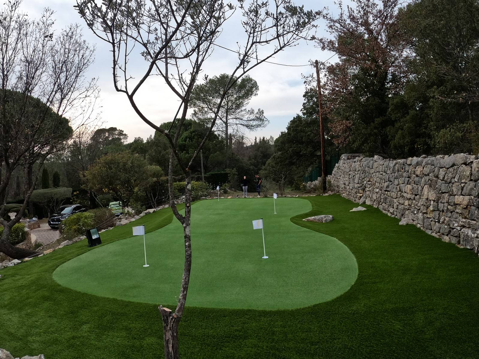 Réalisation d'un putting green synthétique avec bunker et d'un terrain de pétanque vers Draguignan dans le Var