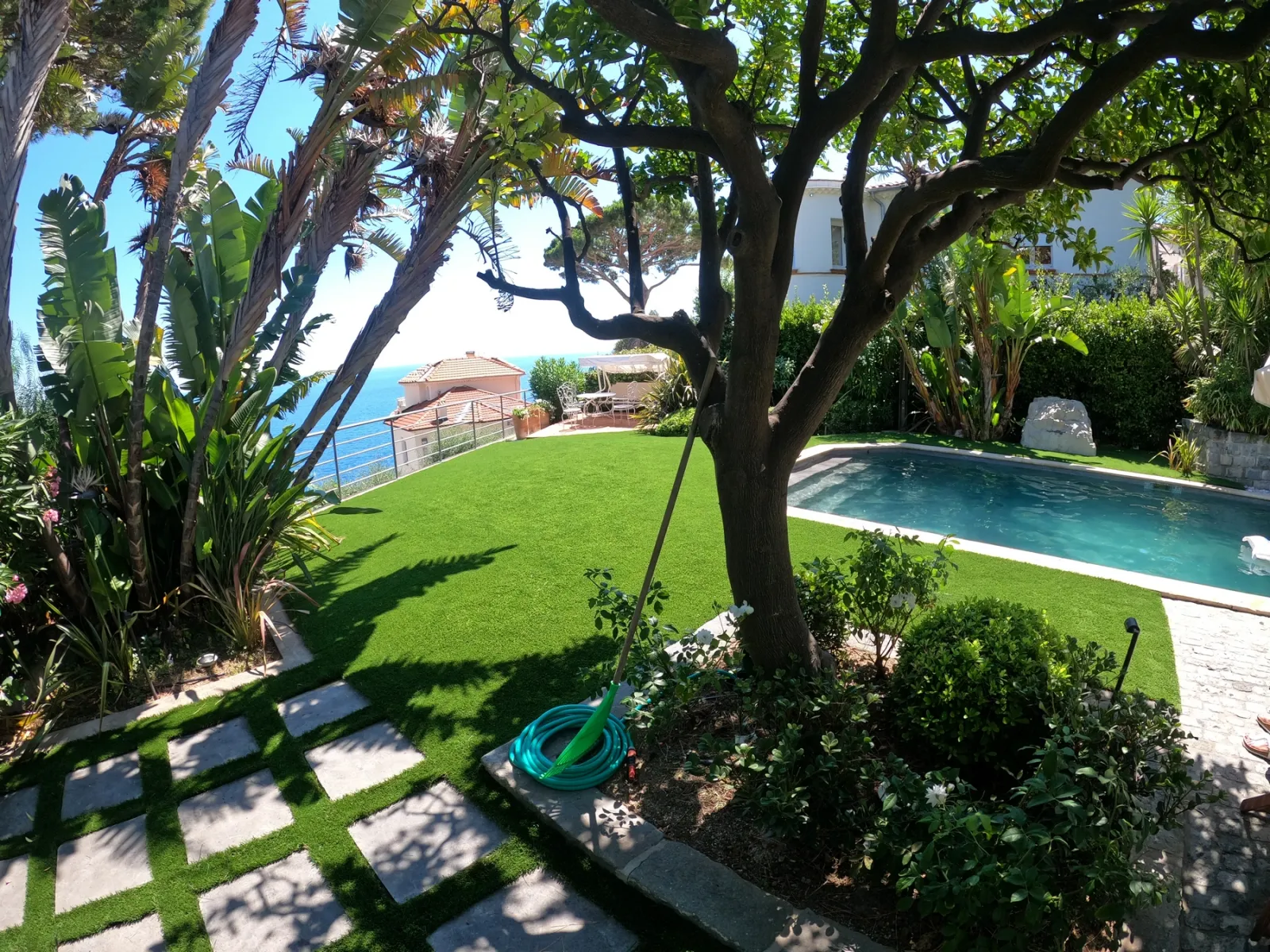 Installation d'un gazon synthétique luxe à Nice sur 100m² dans une villa vue mer sur la Côte d'Azur