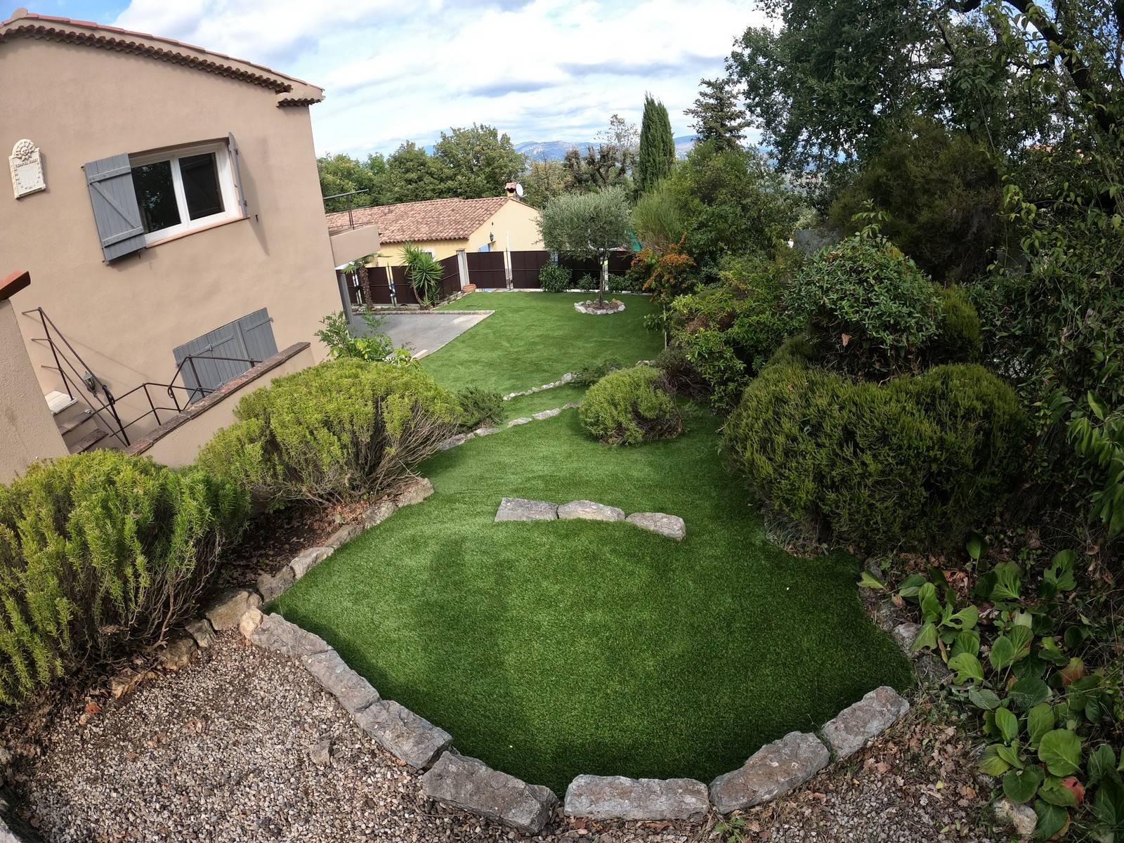 Mise en place de gazon synthétique sur une pente