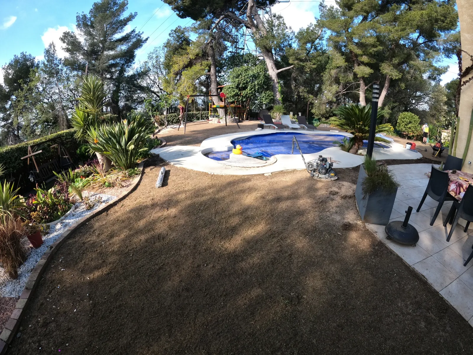 Terrain décaissé avant pose du gazon synthétique à Mougins (06)