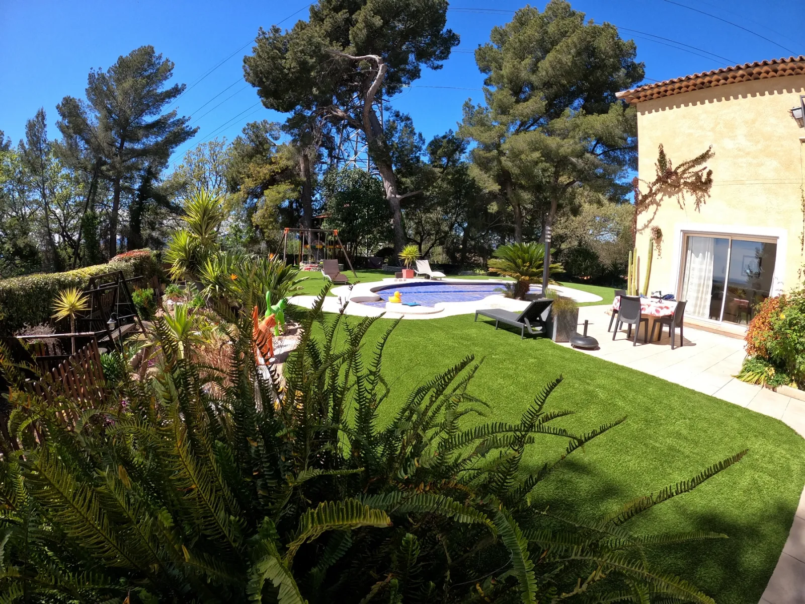 Gazon synthétique AZUR 40 mm posé sur 240 m² dans un jardin provençal à Mougins