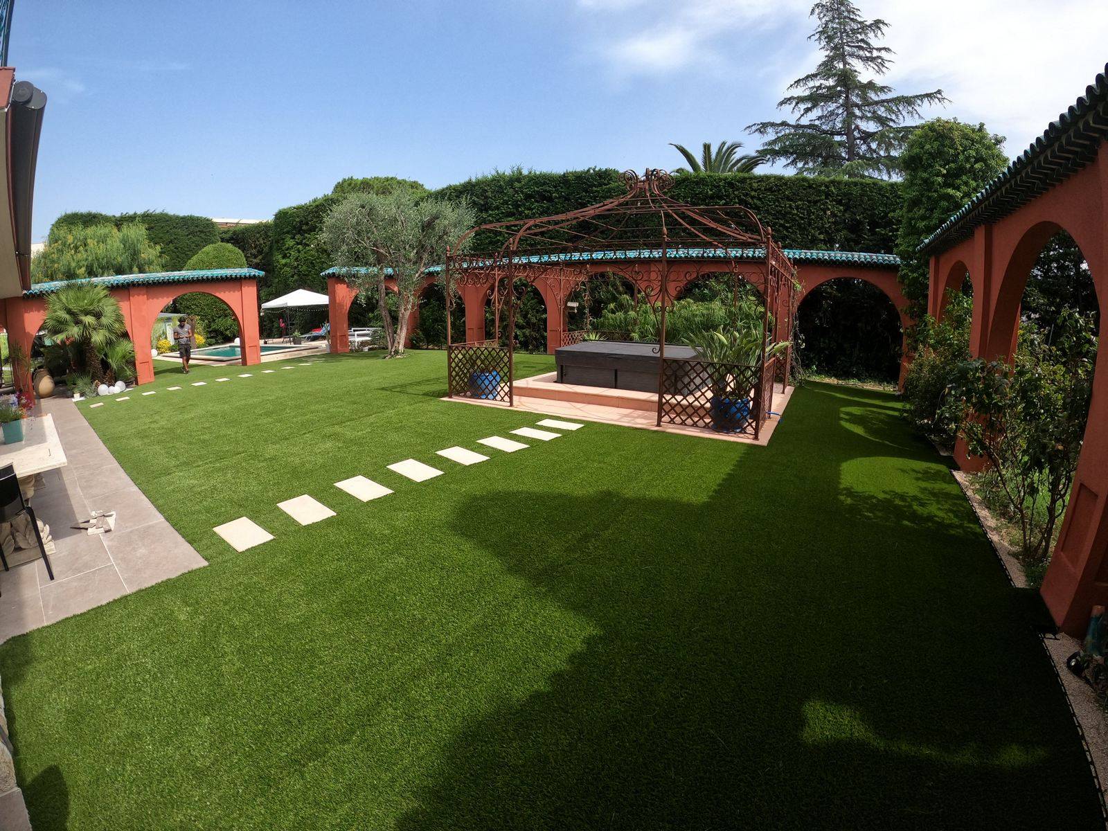 Vue panoramique gazon synthétique 45 mm 270 m² Antibes avec pergola et arcades