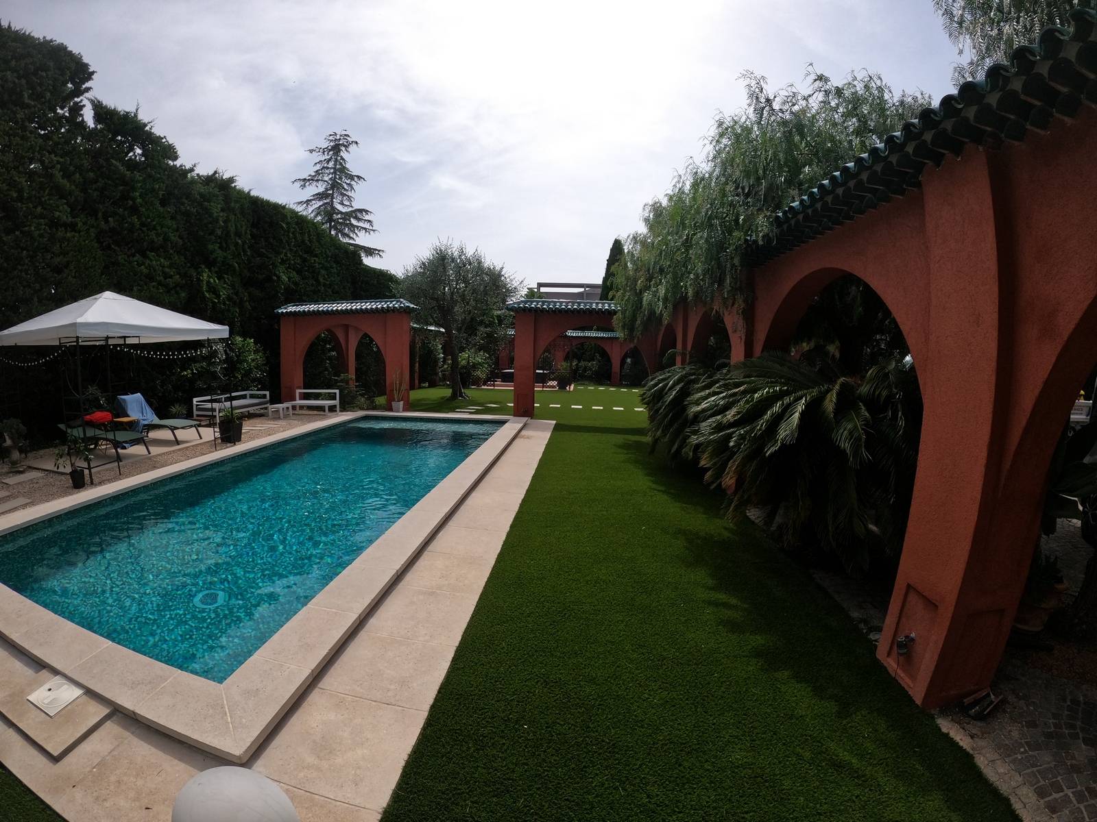 Gazon synthétique 45 mm 270 m² Antibes intégration piscine et allées dalles pierre