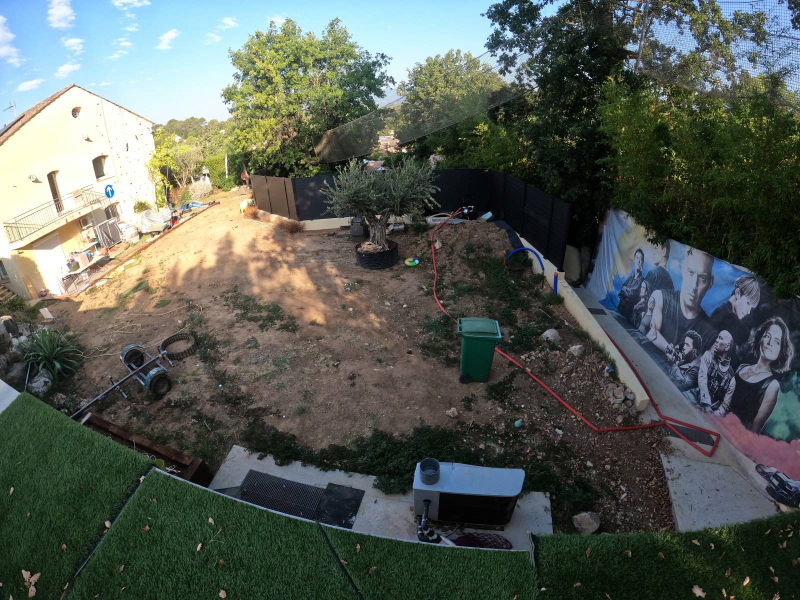 Conception d'un magnifique putting green de 120m² réalisé à Valbonne, dans le 06, entouré de 155m² de gazon LUXE 45mm