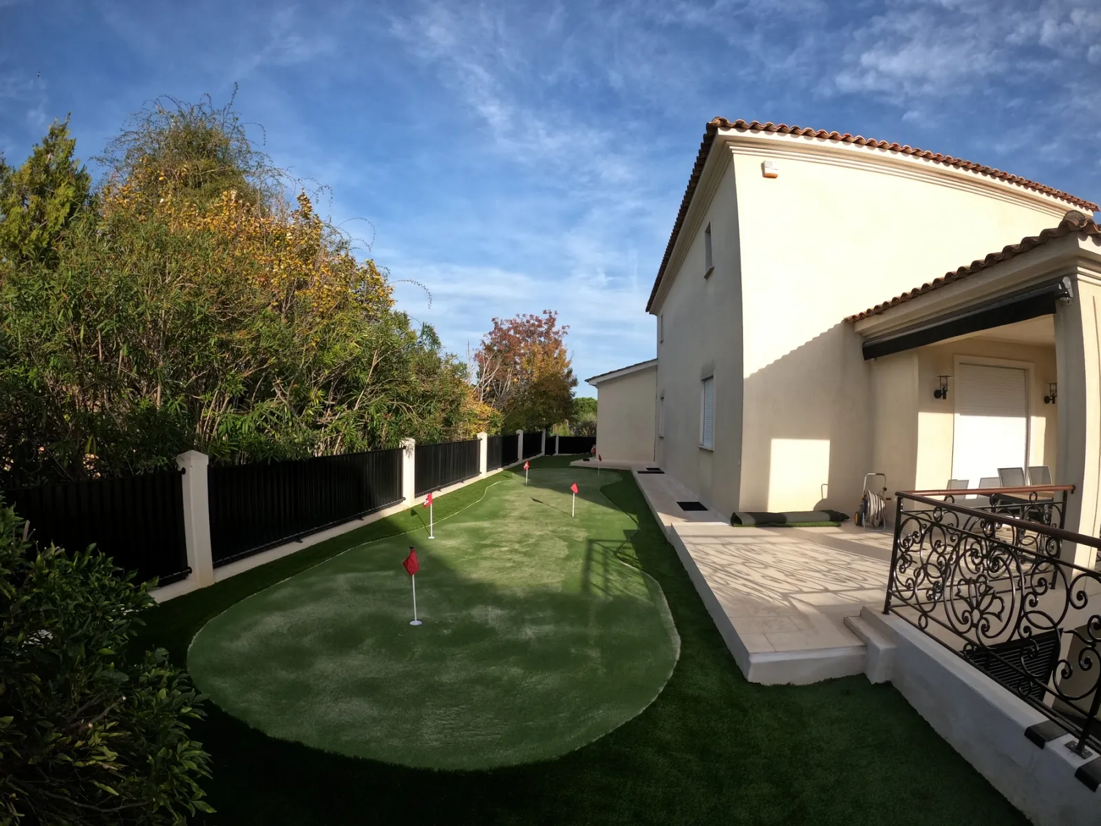 Réalisation d'un putting green de 60m² à Peymeinade et gazon synthétique d'ornement 45mm haut de gamme près d'Antibes (06)
