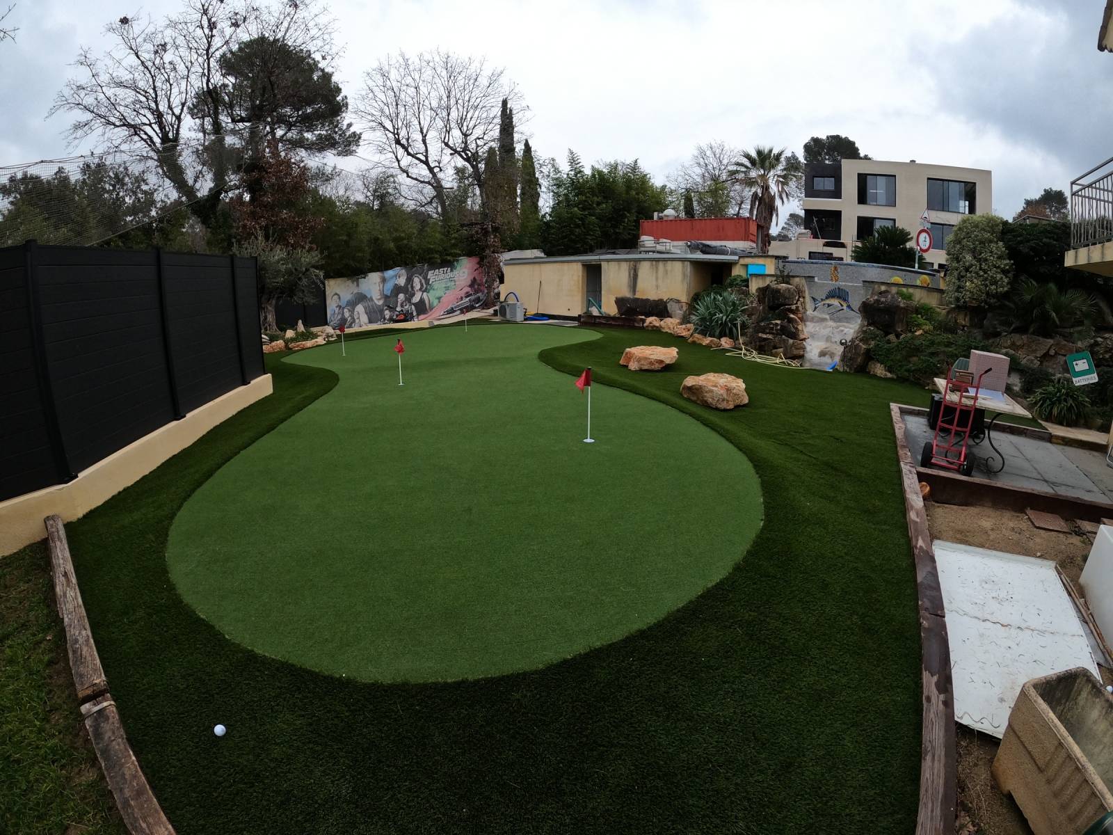 Conception d'un magnifique putting green de 120m² réalisé à Valbonne, dans le 06, entouré de 155m² de gazon LUXE 45mm