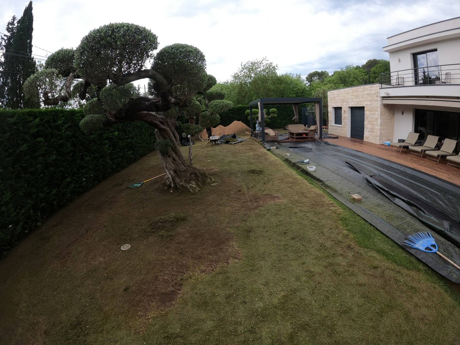 Terrain avant pose de gazon artificiel dans les Alpes Maritimes