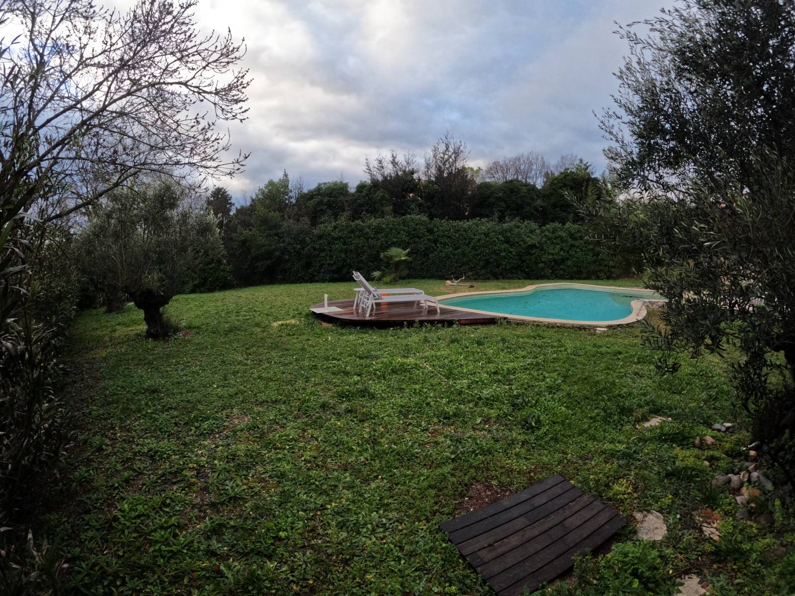 Pose de 465m² de gazon synthétique à Opio (06) en AZUR 40 mm, tour de piscine et aménagement du jardin