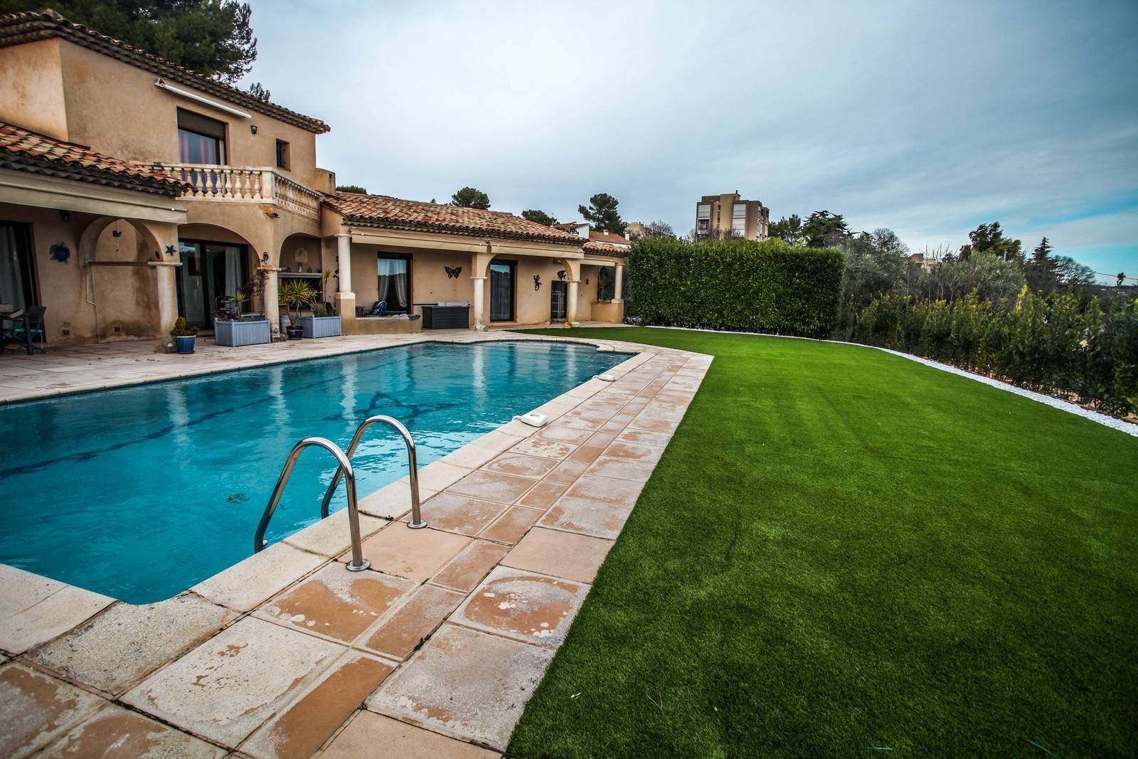 Réalisation de la pose de gazon artificiel haut de gamme de qualité supérieure 50mm à Grasse (06)