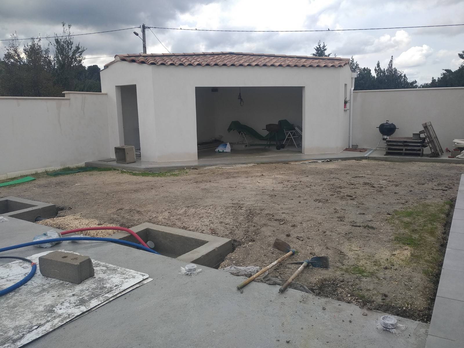 Création d'un jardin en gazon synthétique SOFT 40mm sur terrain argileux à Marignane