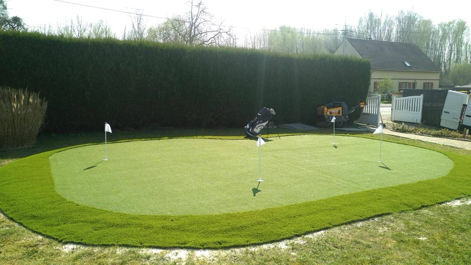Réalisation d'un putting green de 60m² avec décaissement et remise à niveau à Paris chez un particulier