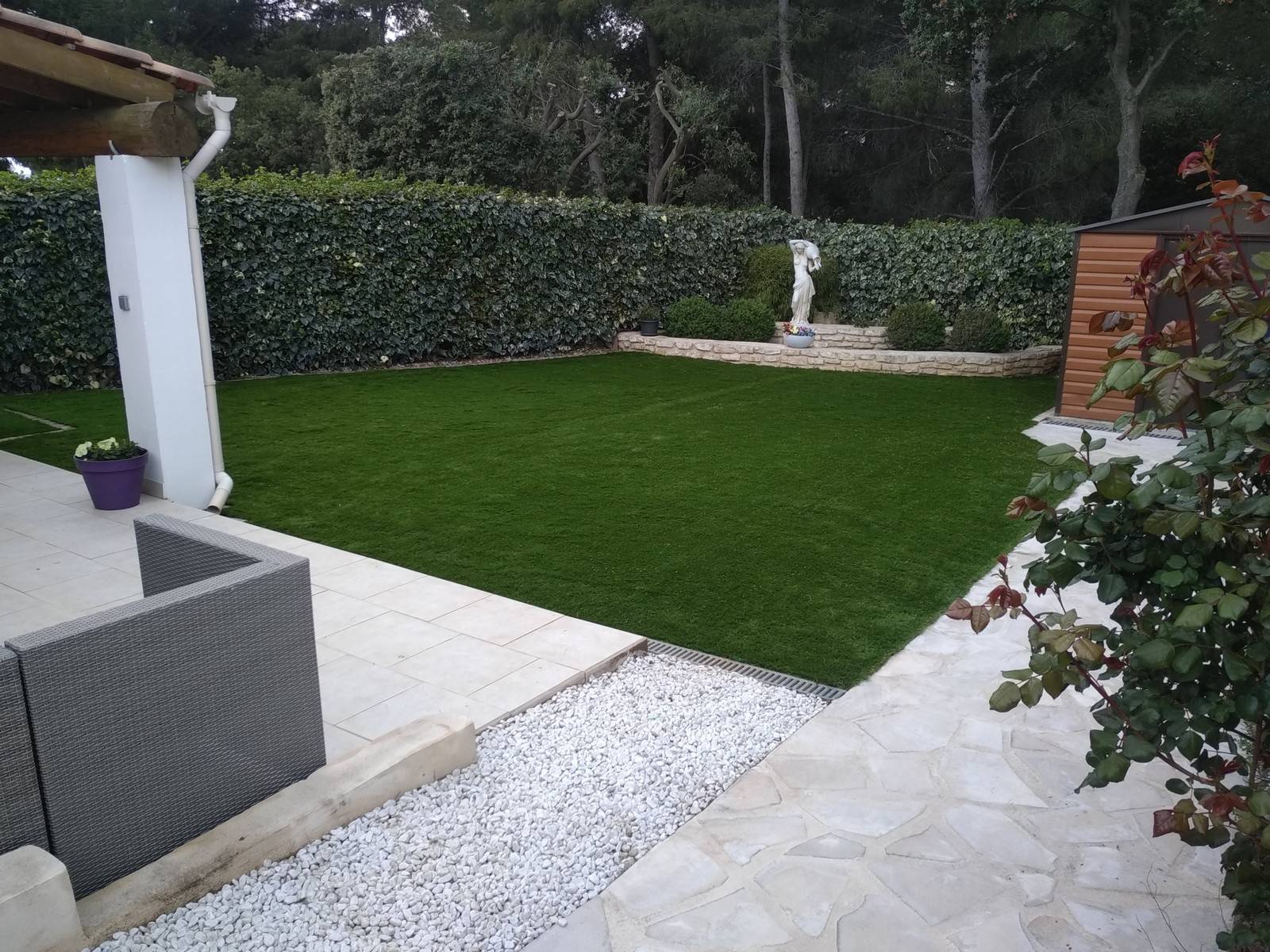 Réalisation d'un jardin en gazon synthétique LUXE 50mm sur mesure à Mandelieu la Napoule