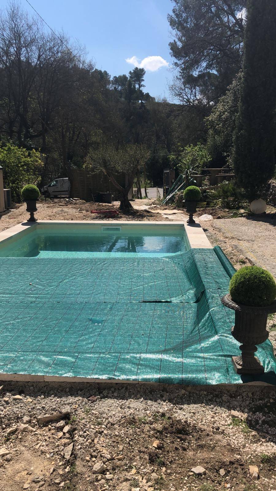 Mise en place d'un gazon synthétique très résistant installé en bordure de piscine à Aix en Provence dans le 13