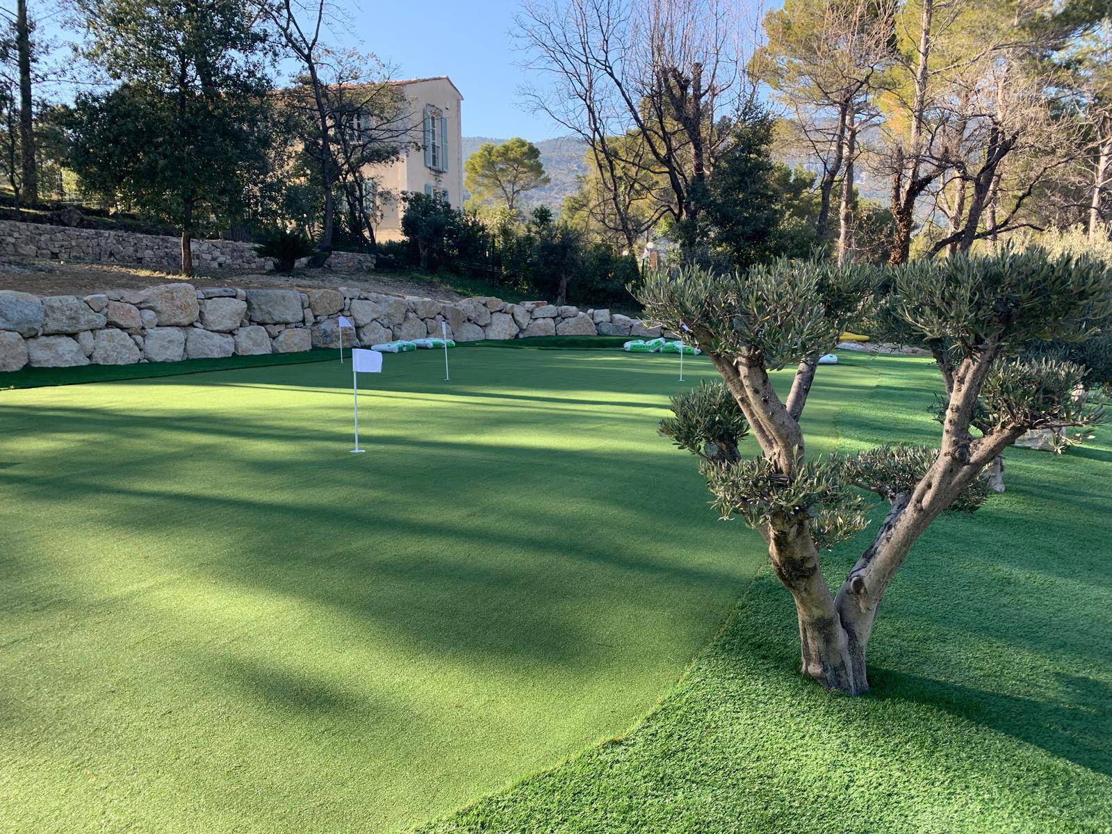 Réalisation d'un putting green artificiel de grande dimension à Manosque dans les Alpes de Haute Provence