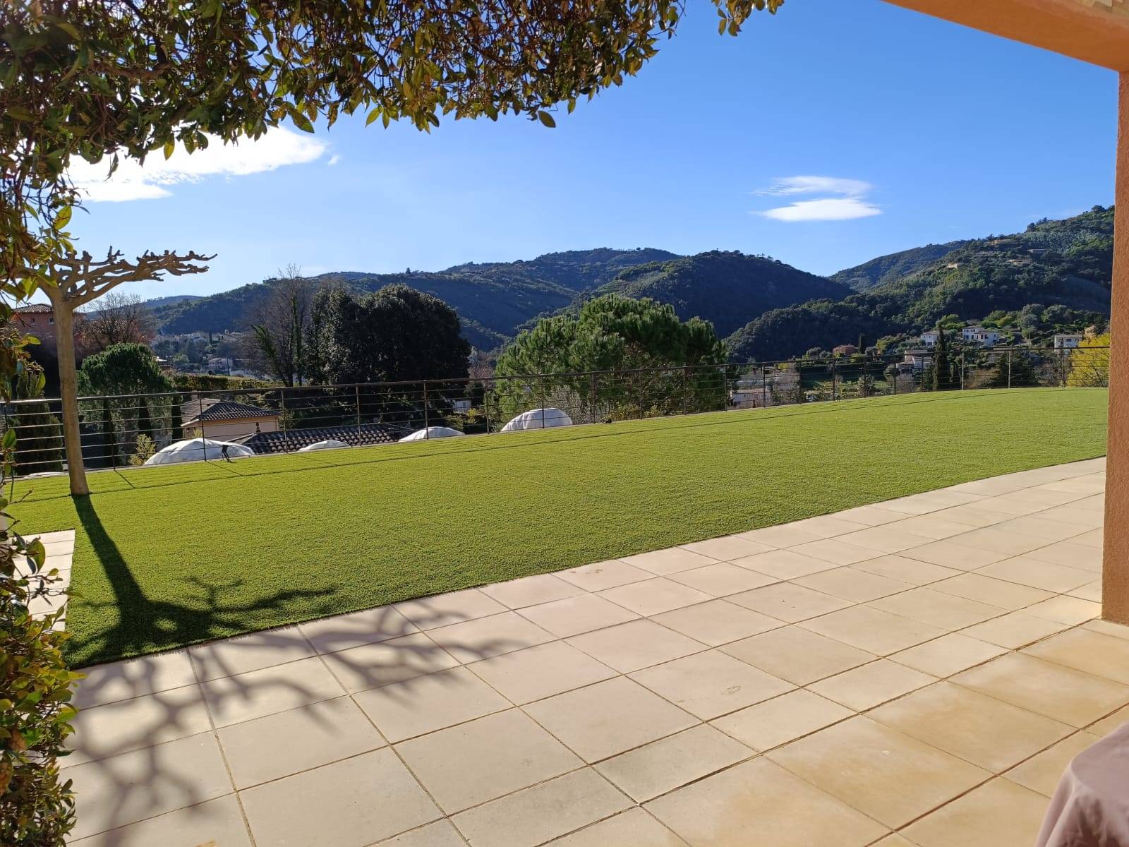 Création de jardin et contour de piscine sur 220 m2 à Auribeau en gazon synthétique de qualité