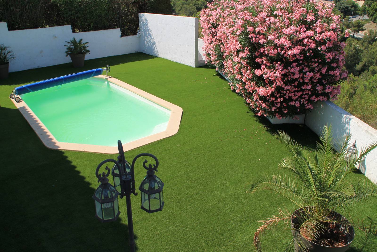 Gazon synthétique en plage de piscine à Sausset les Pins
