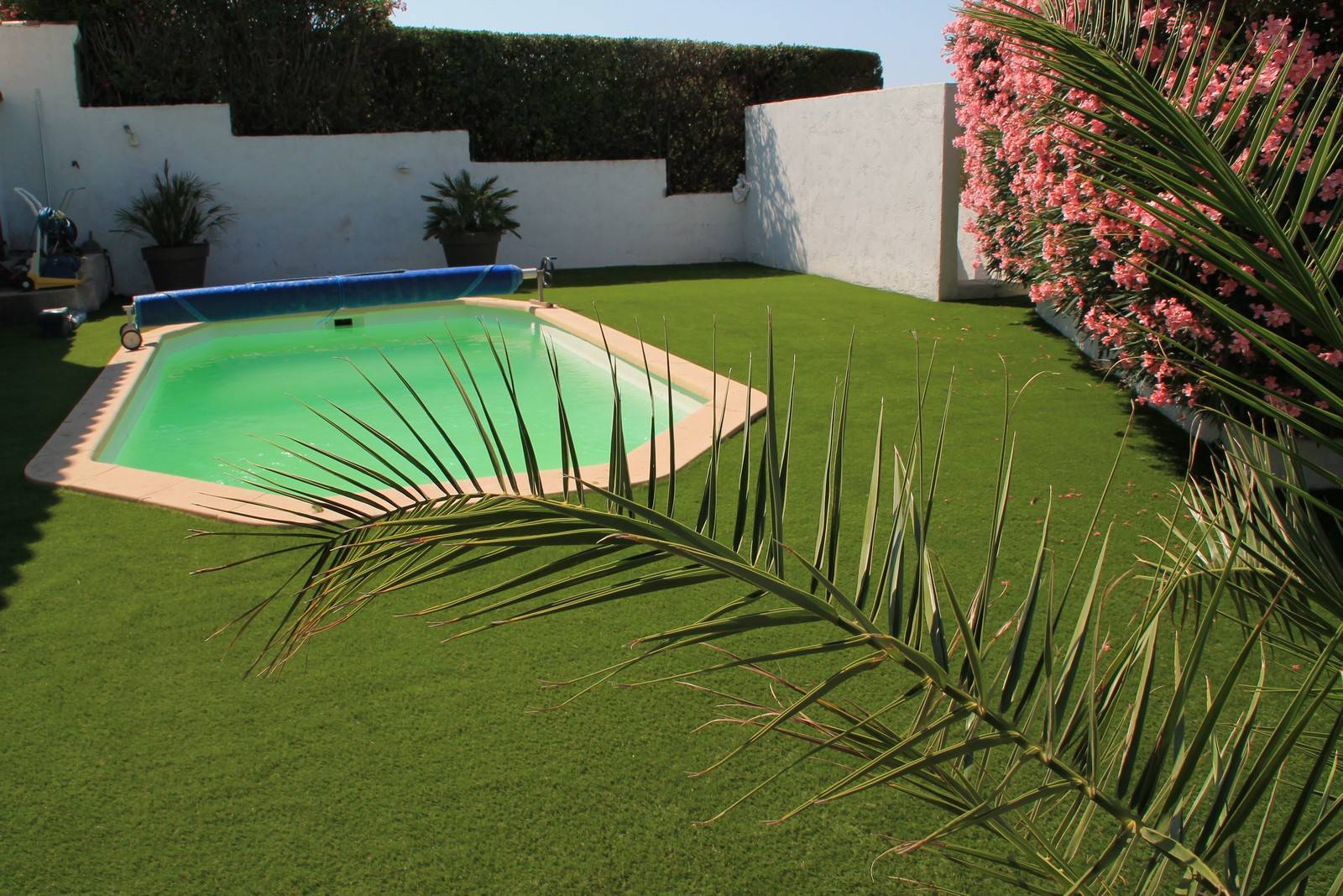 Gazon synthétique en plage de piscine à Sausset les Pins