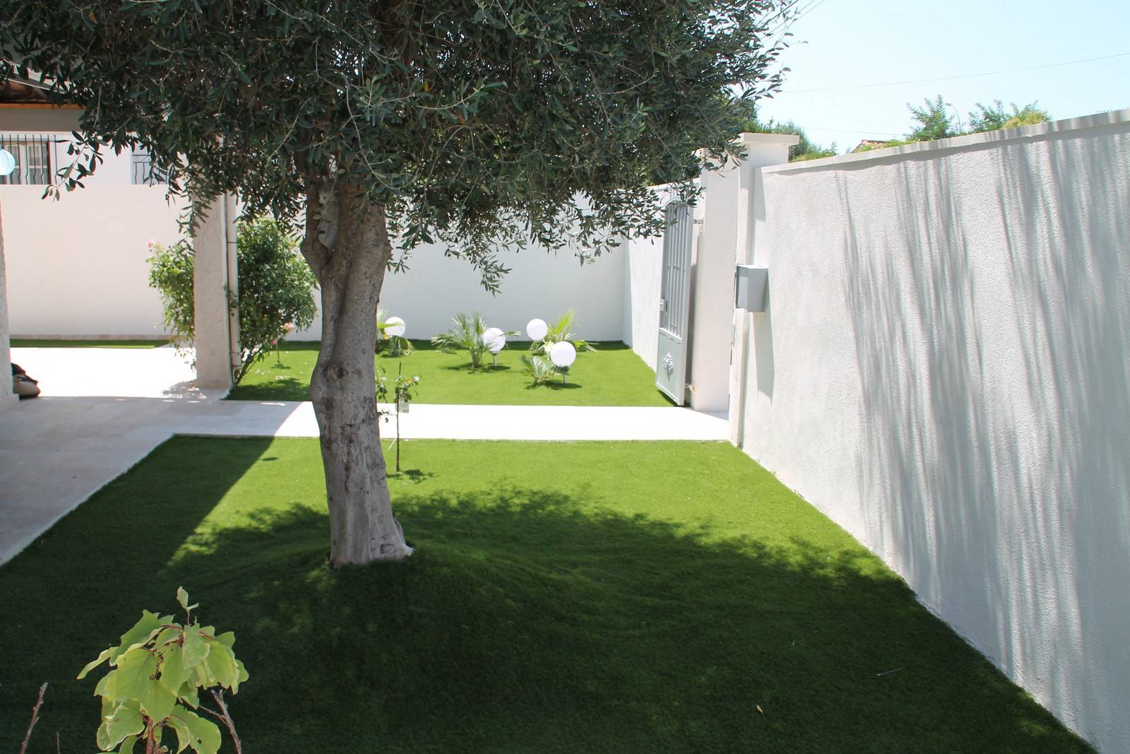 Pose de nos gazons synthétiques ROYAL 40mm et PRESTIGE 35mm dans un grand jardin à Marignane