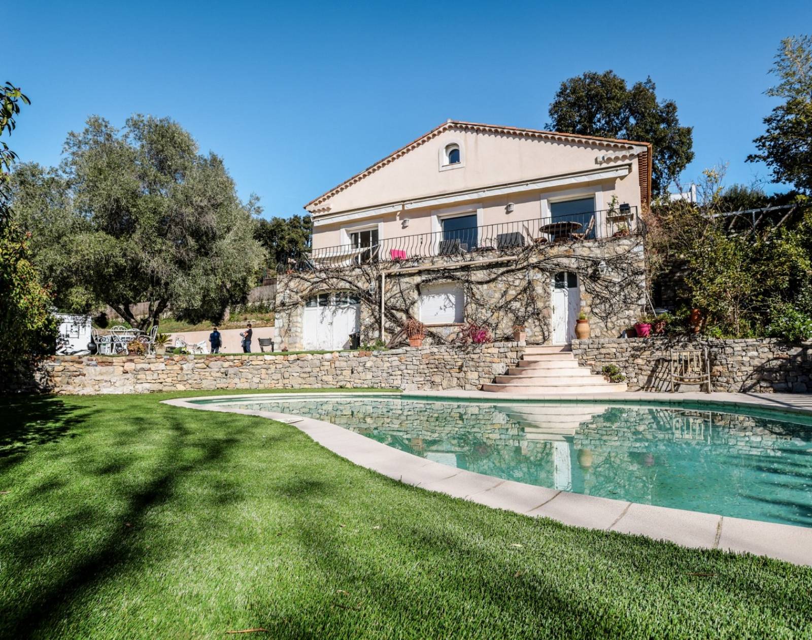 Visites sur demande de grands jardins en gazon synthétique dans les Alpes Maritimes et le Var