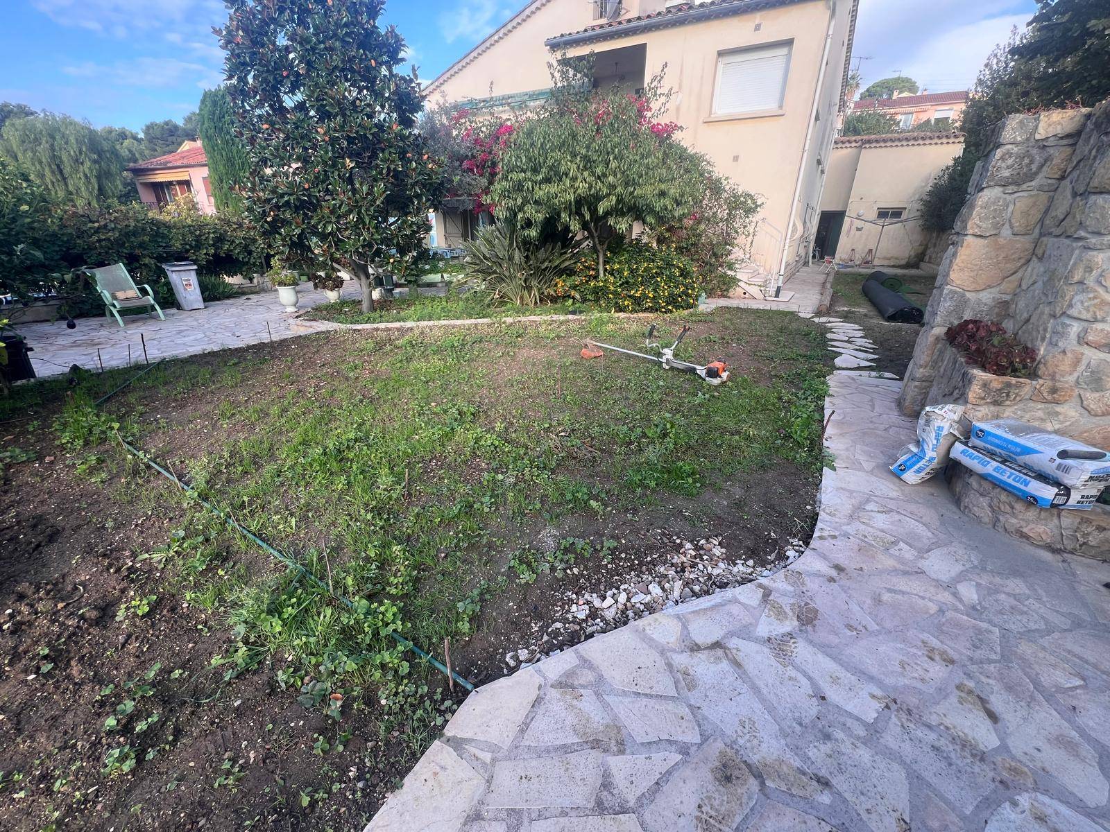 Création d'un terrain de putting green de golf sur 44 m² avec contour en Riviera 35mm à La Garde dans le Var